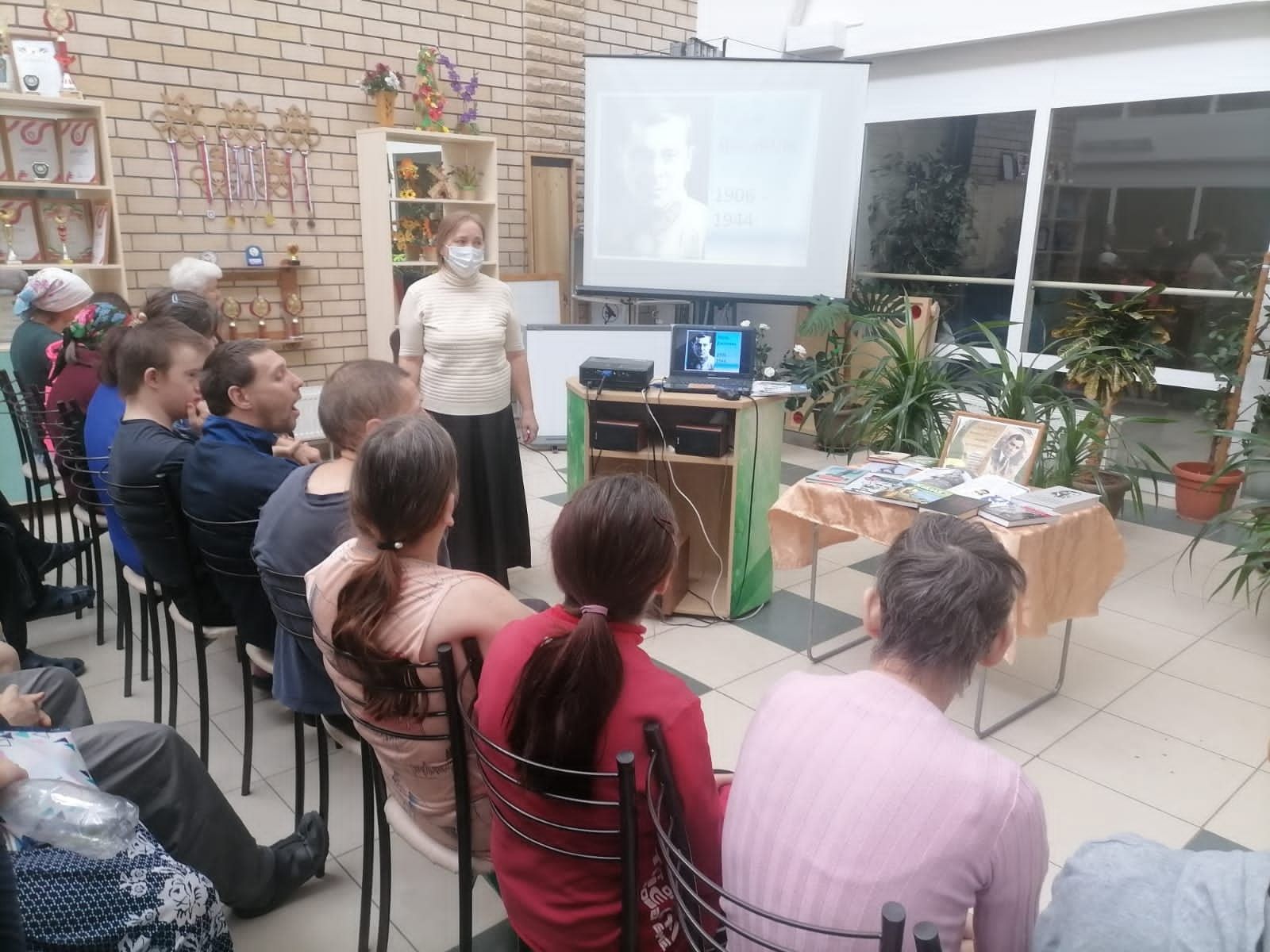 В Камско- Полянском доме- интернате провели литературный вечер «Жизнь, ставшая подвигом»