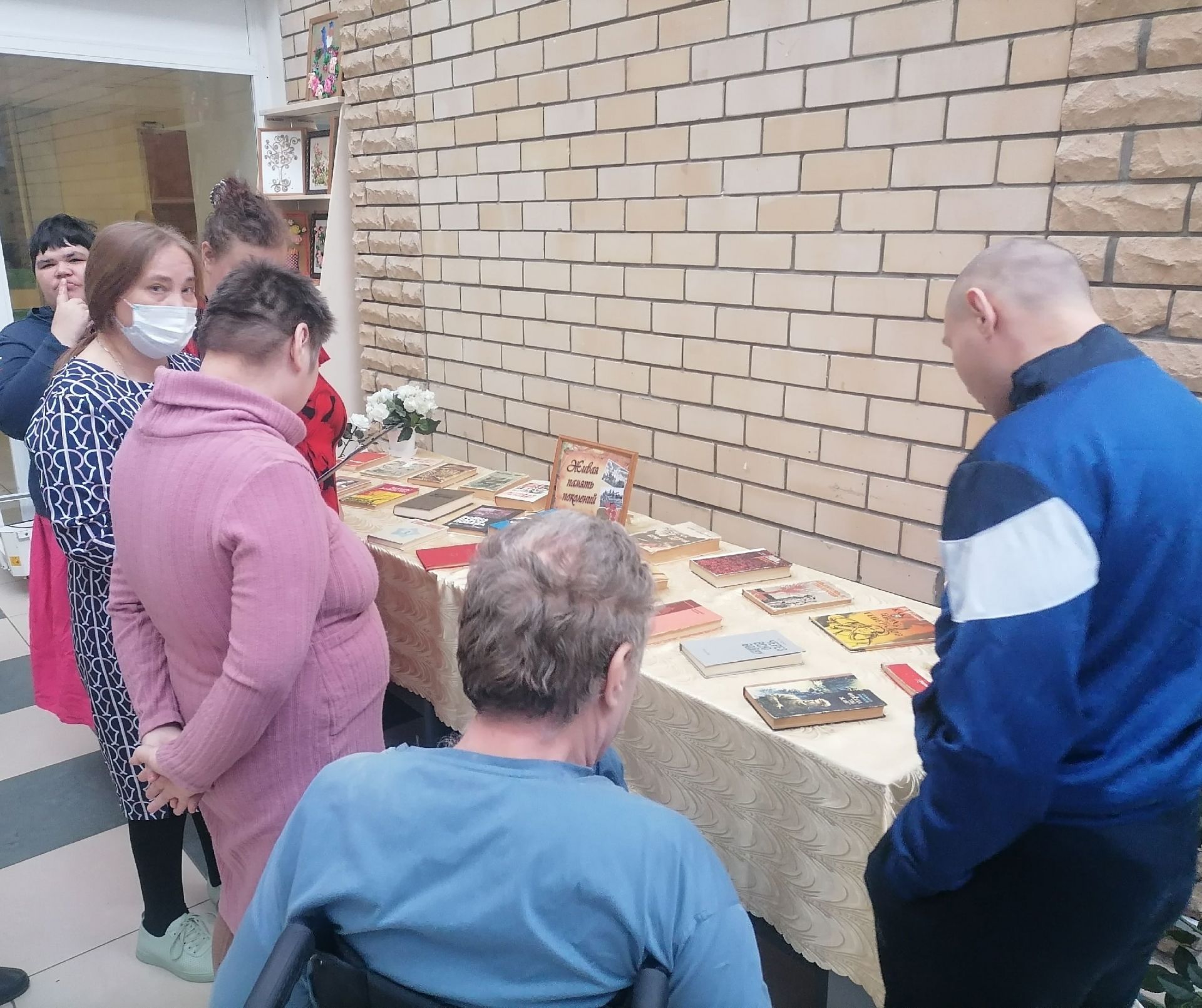В Камско-Полянском доме – интернате прошла выставка книг о войне «Память поколений»