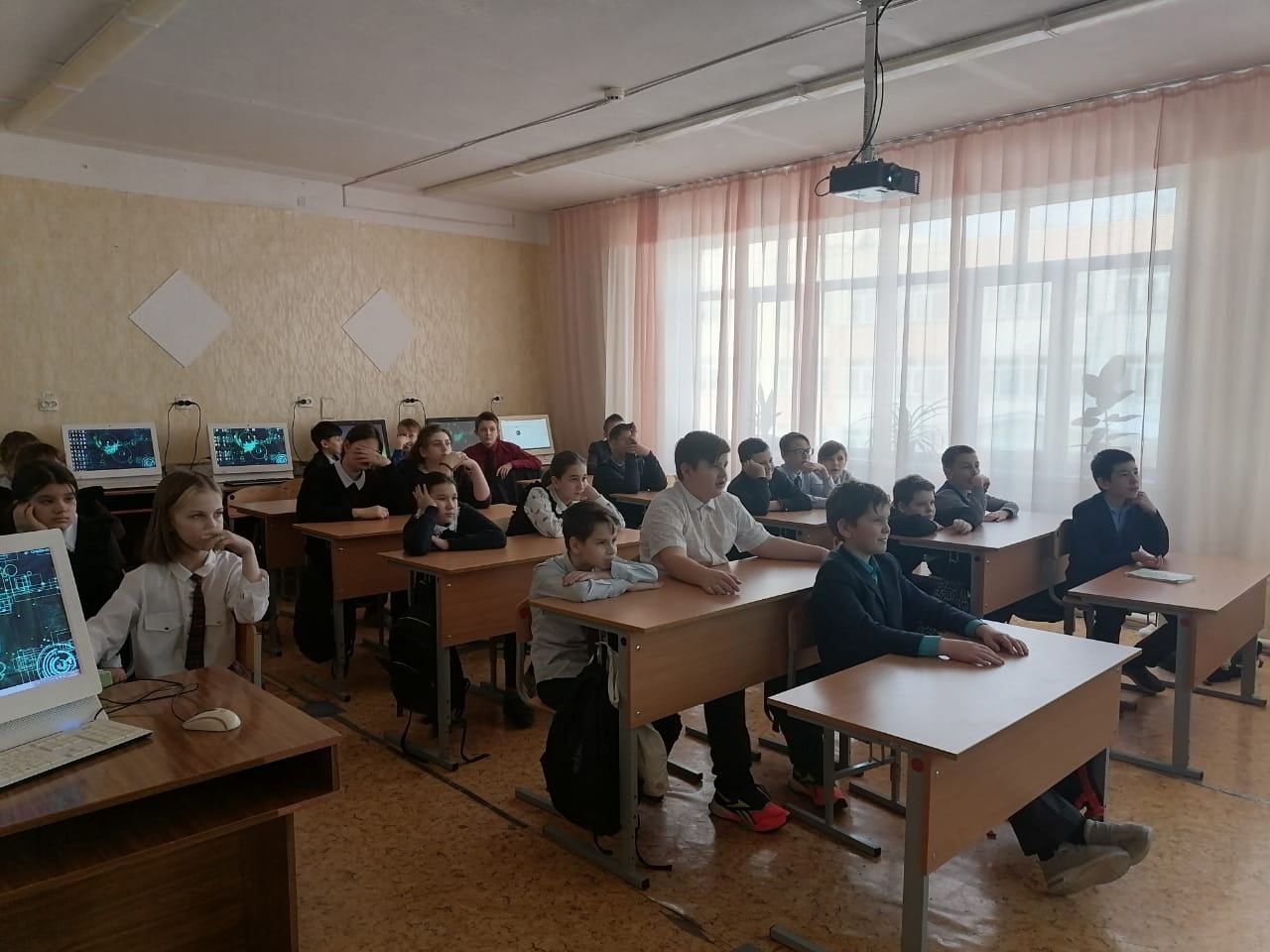 В камполянской школе №1 провели внеурочные занятия «Разговоры о важном», посвященные Дню российской науки
