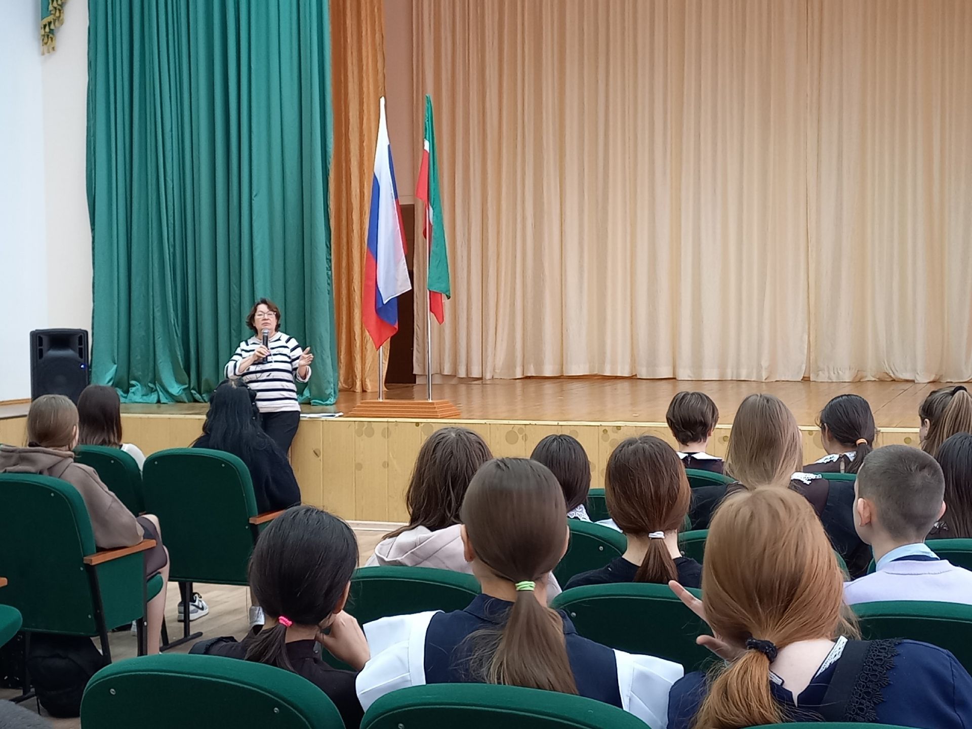 В рамках курса «Семьеведения» начальник отделения ЗАГС провела беседу с обучающимися камполянской школы №1