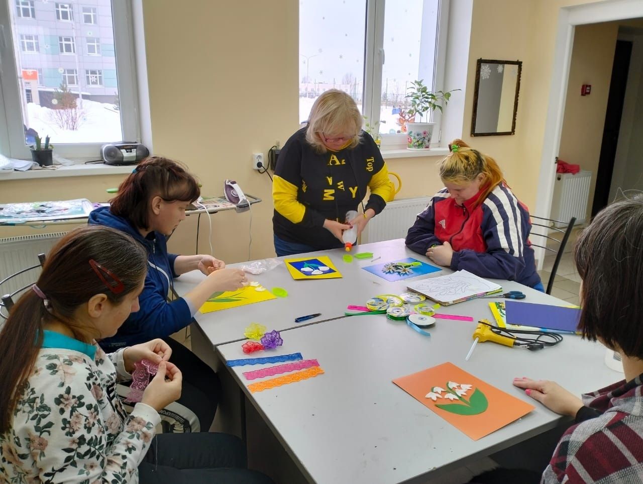 В Камско-Полянском доме-интернате провели мастер-класс «Весенние первоцветы»
