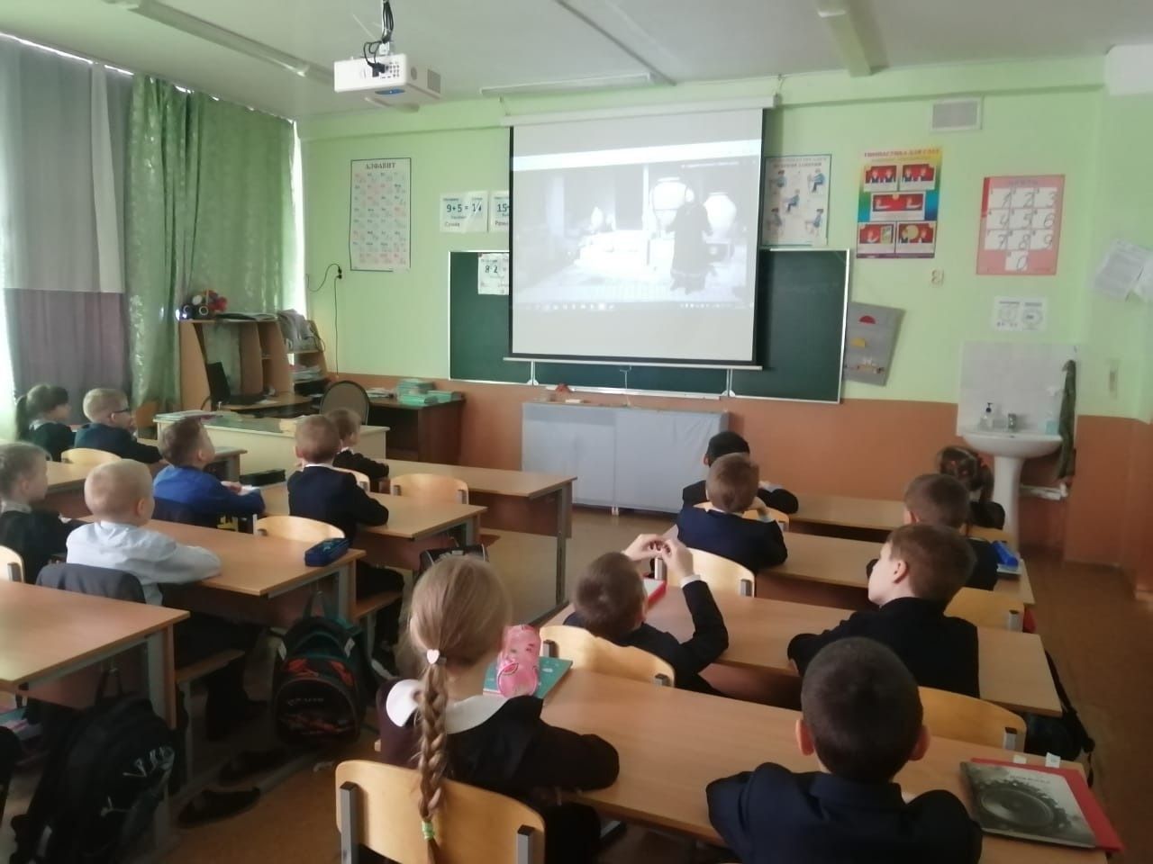 В камполянской школе №1 прошло занятие на тему «День воссоединения Крыма с Россией»