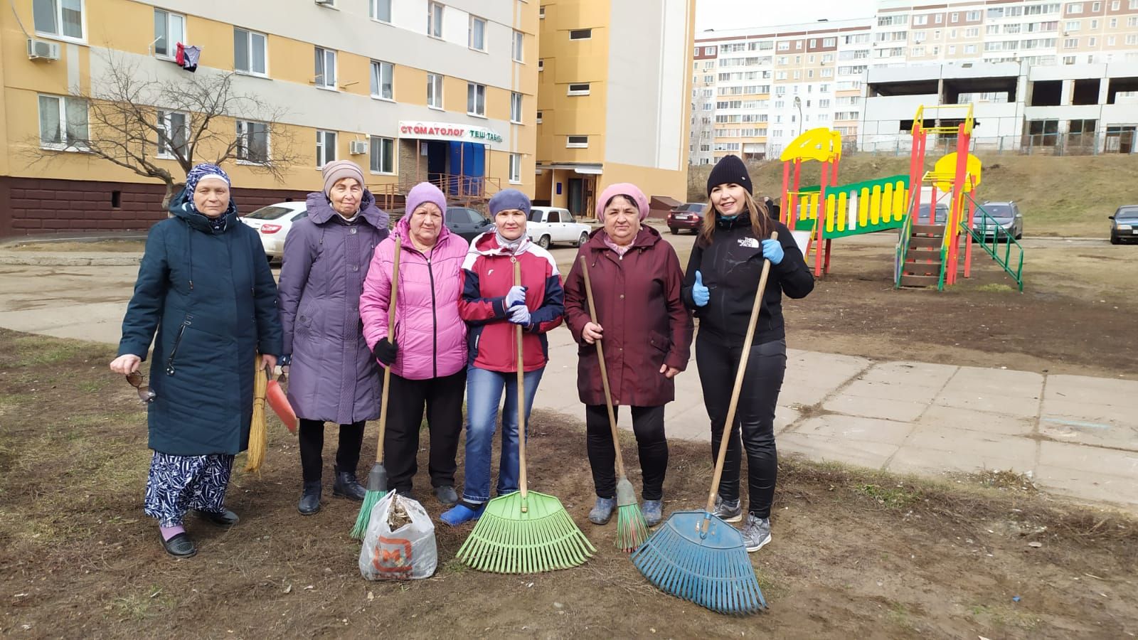 Дружно вышли на уборку территории жители Камских Полян