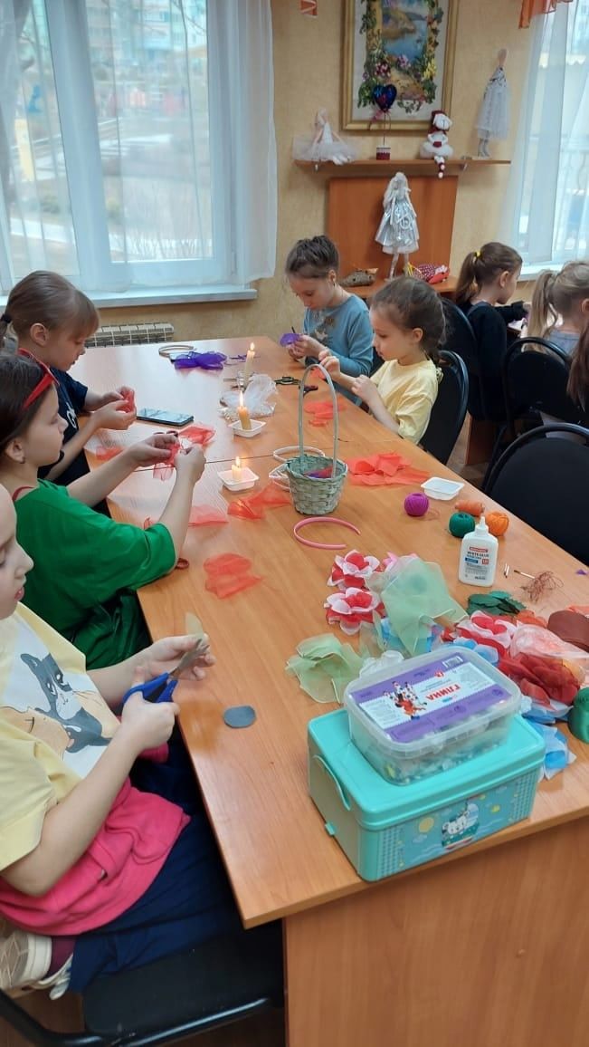 Воспитанники объединения​ «Чудесница» ЦДТ «Радуга» посетили мастер-класс по изготовлению цветов из ткани
