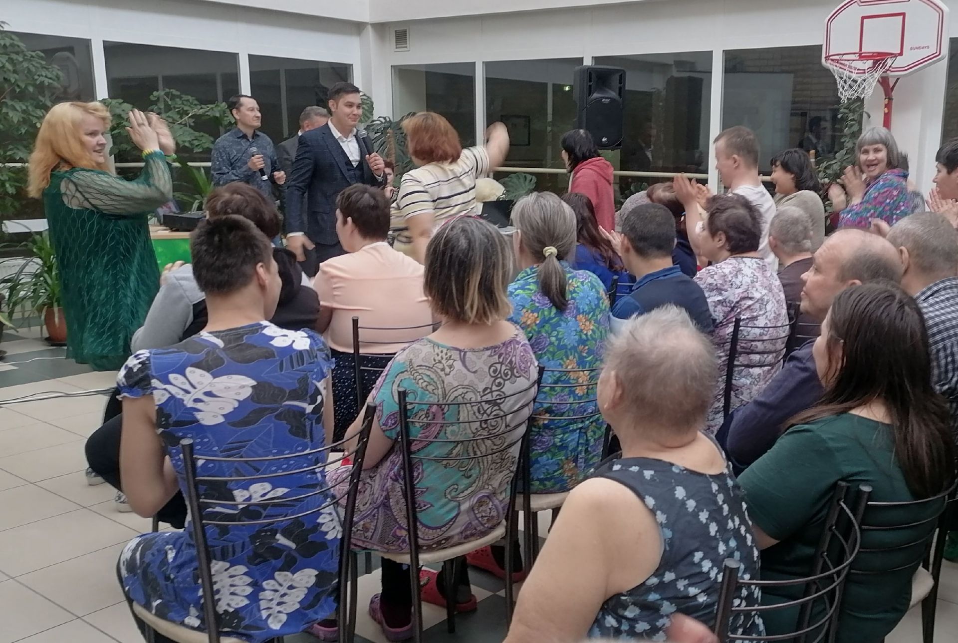 Волонтеры КЦ «Чулман-Су» сделали подарок женской половине проживающих Камско-Полянского дома-интерната
