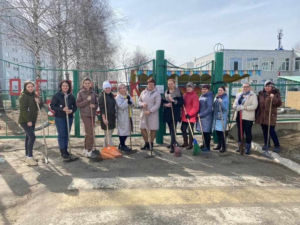 В Камских Полянах продолжается очистка территорий