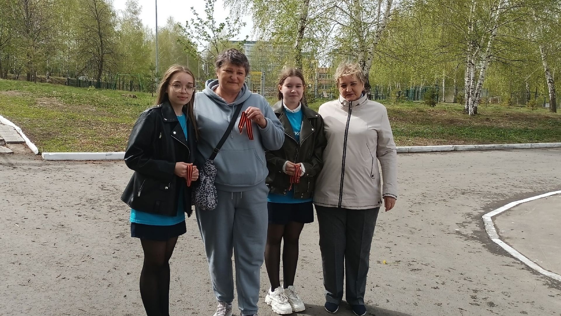 Активисты Детской районной Думы начали раздавать жителям Камский Полян Георгиевские ленточки