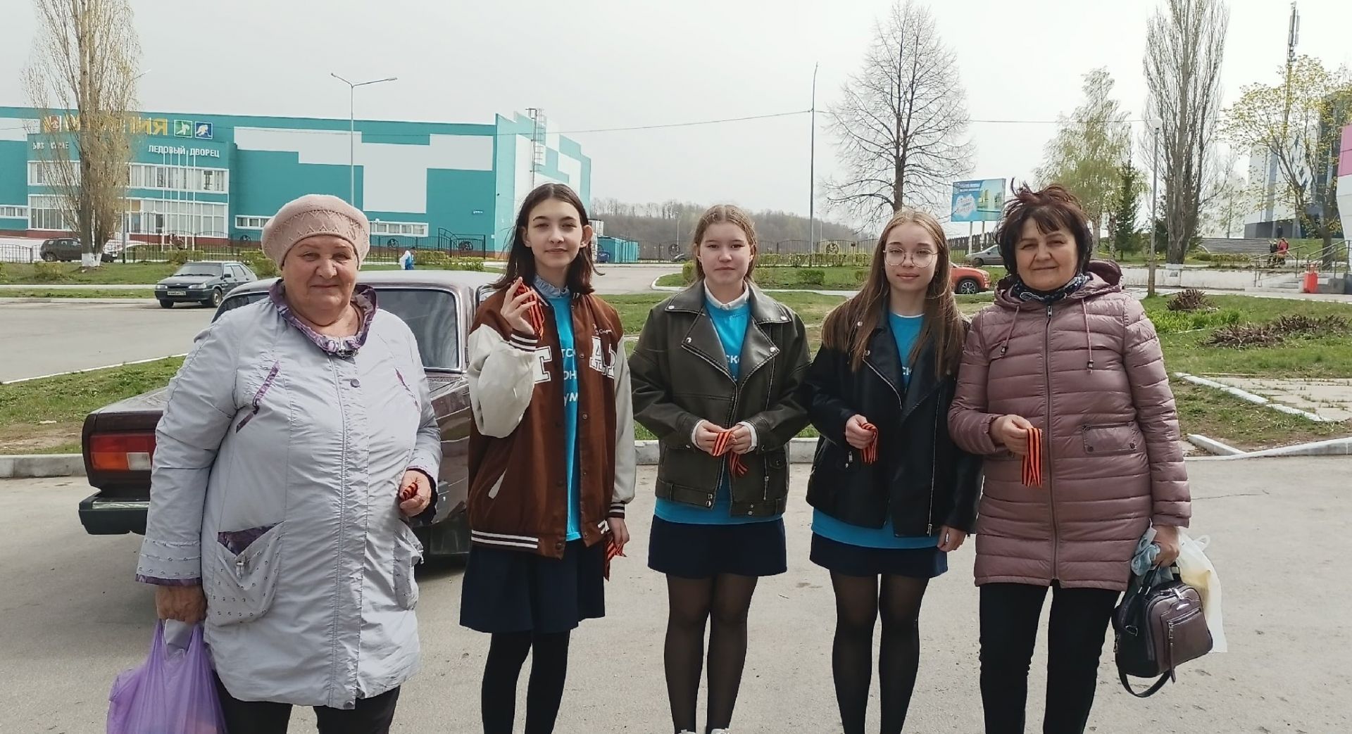 Активисты Детской районной Думы начали раздавать жителям Камский Полян Георгиевские ленточки