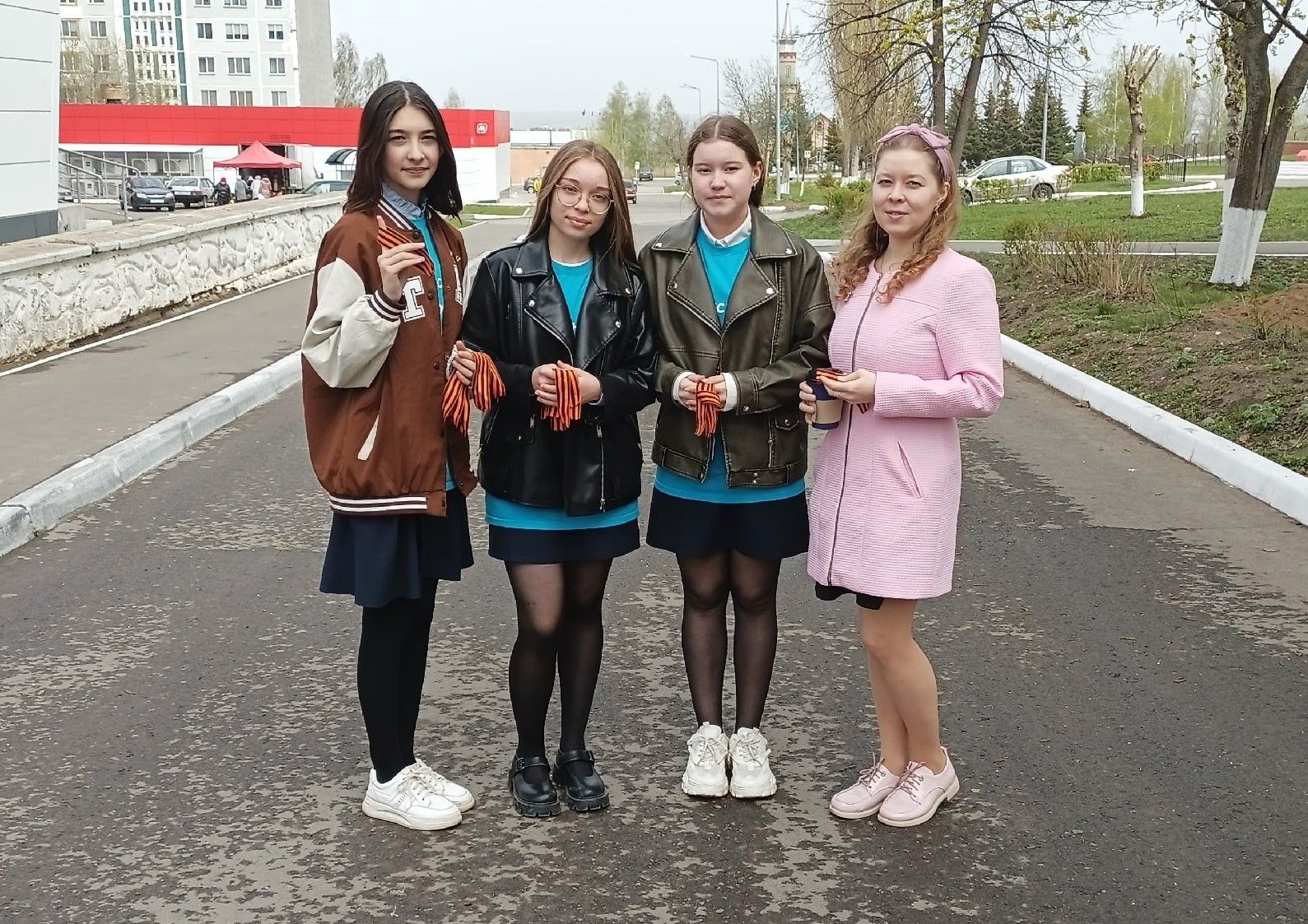 Активисты Детской районной Думы начали раздавать жителям Камский Полян Георгиевские ленточки