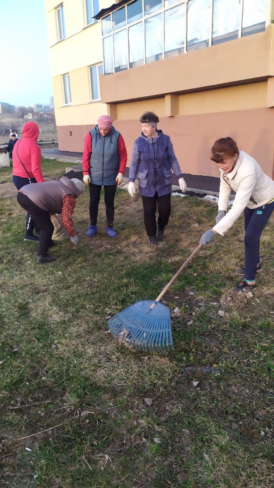 Жители Камских Полян продолжают наводить чистоту в посёлке