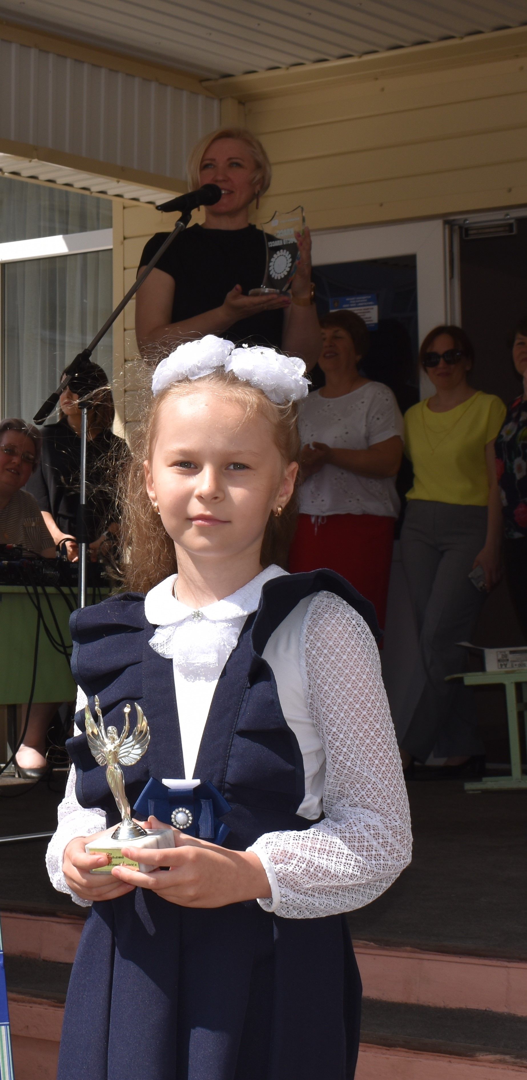 Последний звонок и билет во взрослую жизнь, в школах Камских Полян прошли торжественные линейки