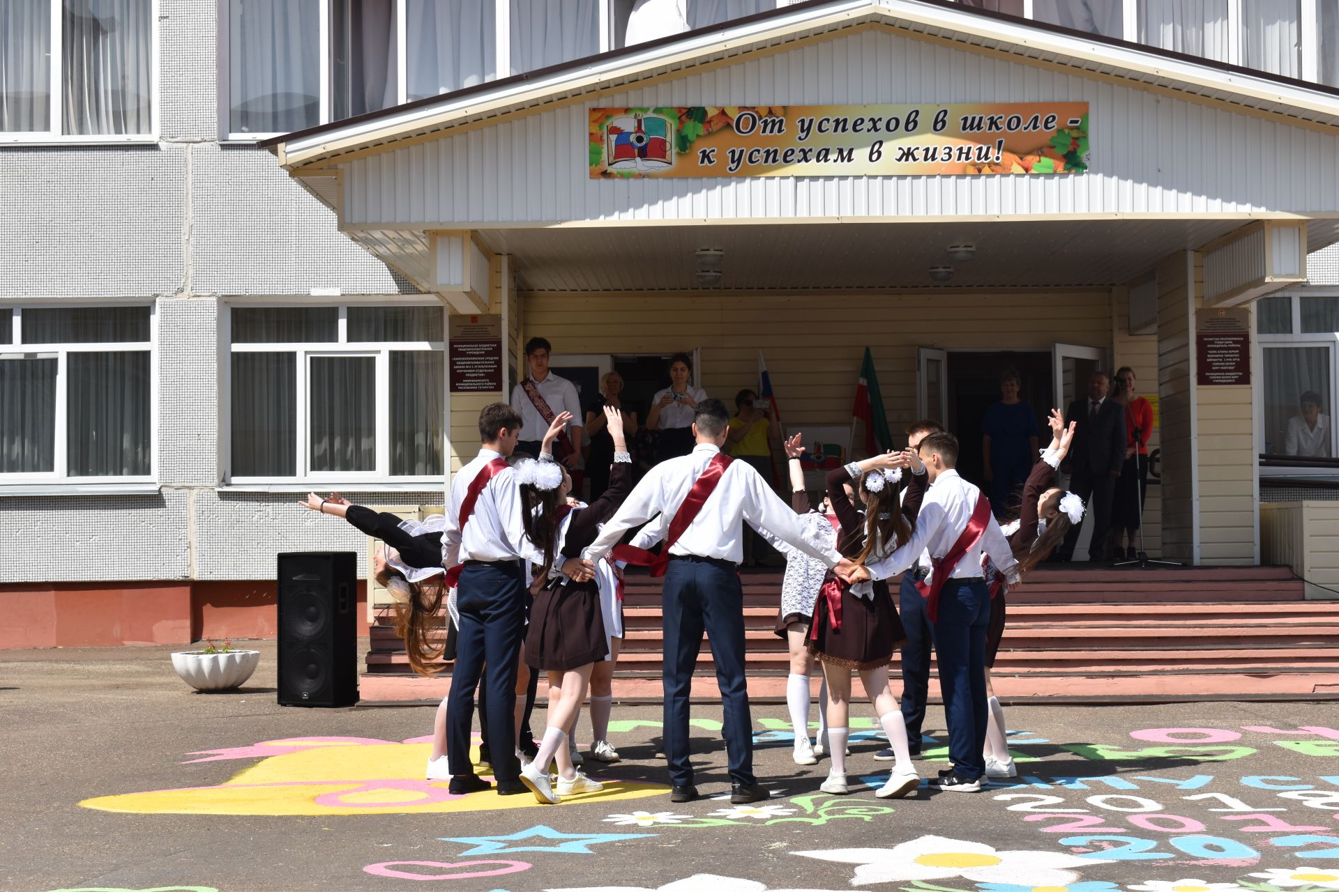 Последний звонок и билет во взрослую жизнь, в школах Камских Полян прошли торжественные линейки