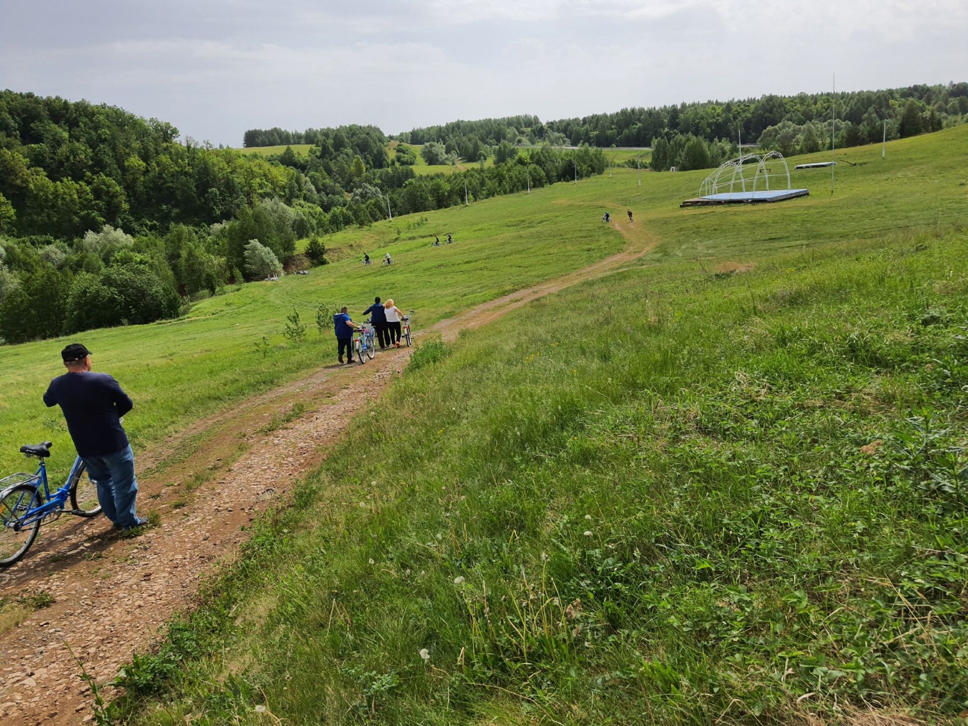С проживающими Камско-Полянского дома-интерната совершили велопрогулку по живописным местам поселка
