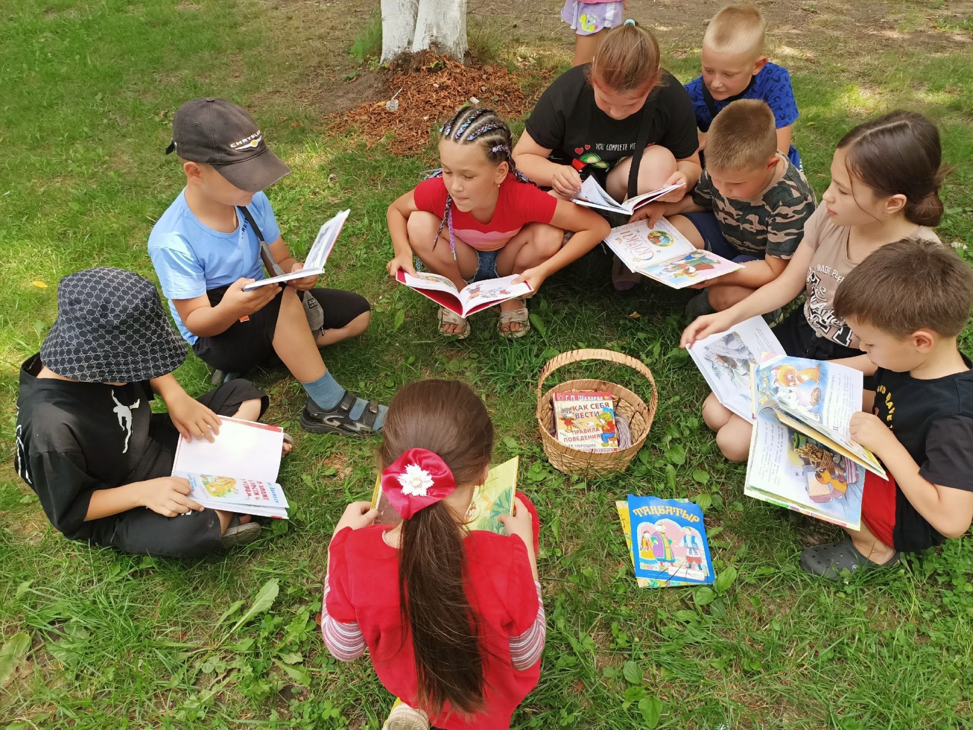 Сотрудники библиотеки провели для юных камполянцев книжный день