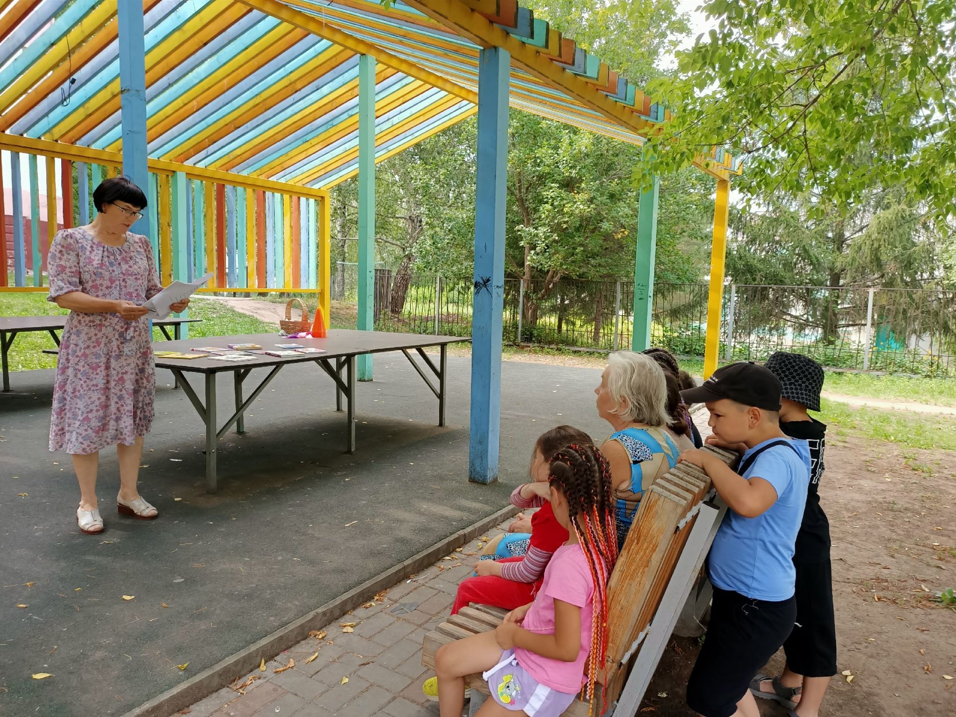 Сотрудники Камско-Полянской детской библиотеки провели мероприятие «Остров детства в мире лета»