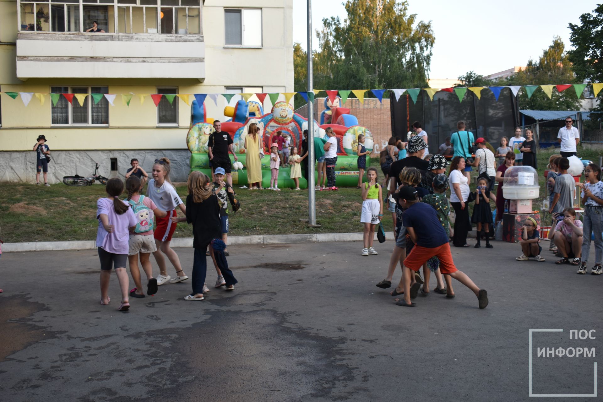 Весёлый праздник «День двора» в Камских Полянах