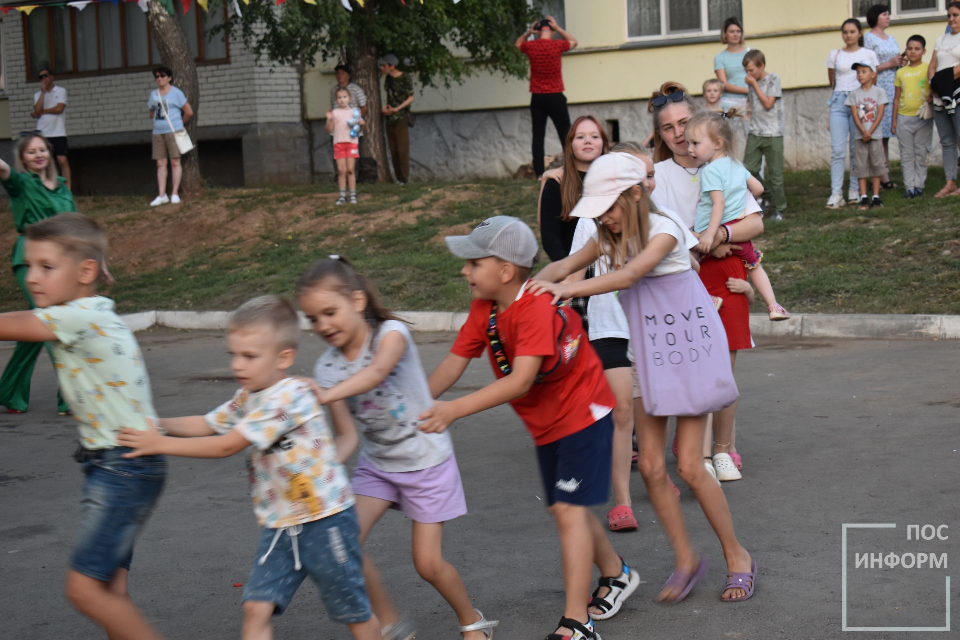 Весёлый праздник «День двора» в Камских Полянах