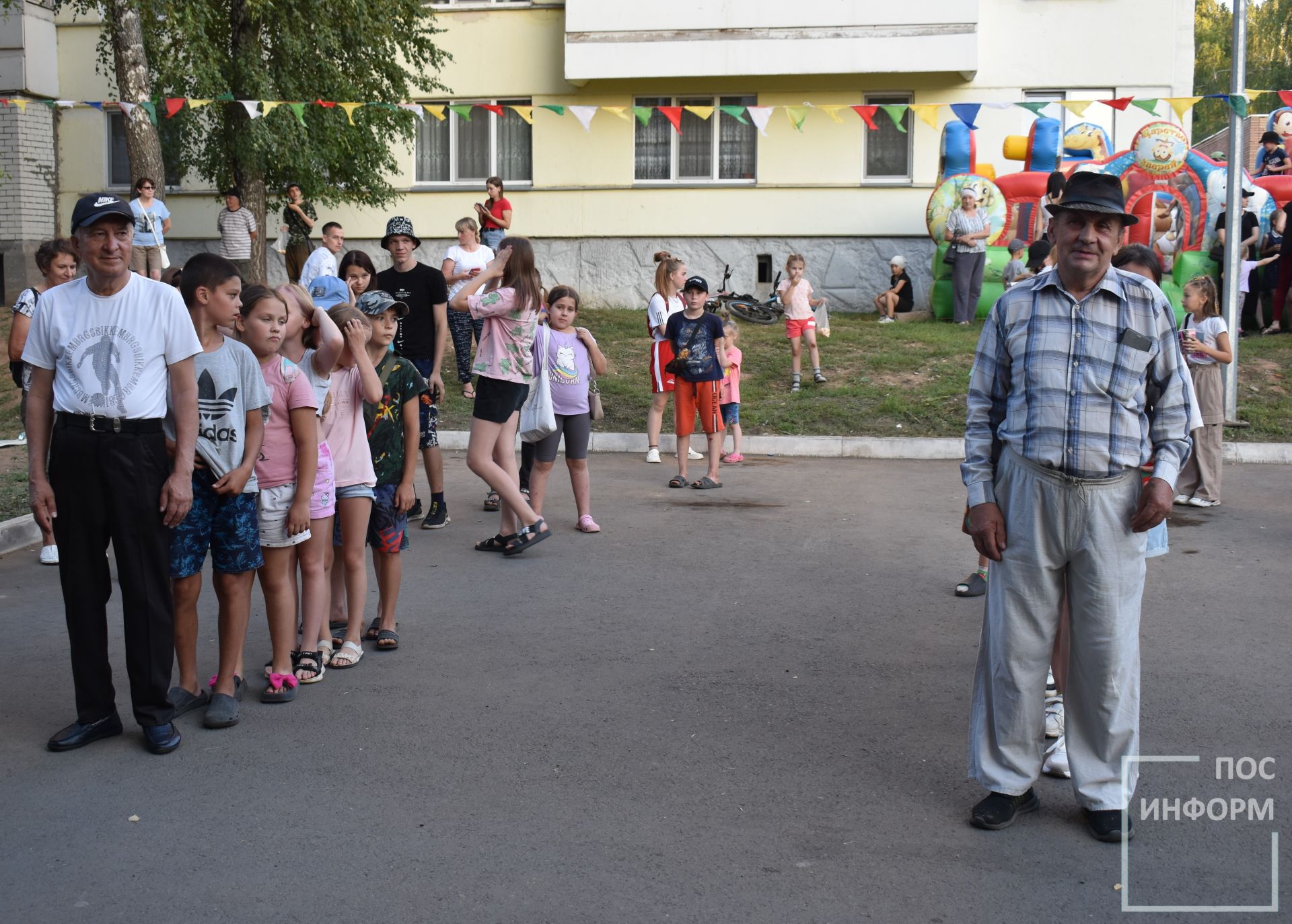 Весёлый праздник «День двора» в Камских Полянах