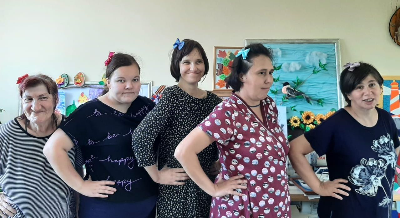 Проживающие в Камско-Полянском доме-интернате модницы отметили Международный день банта