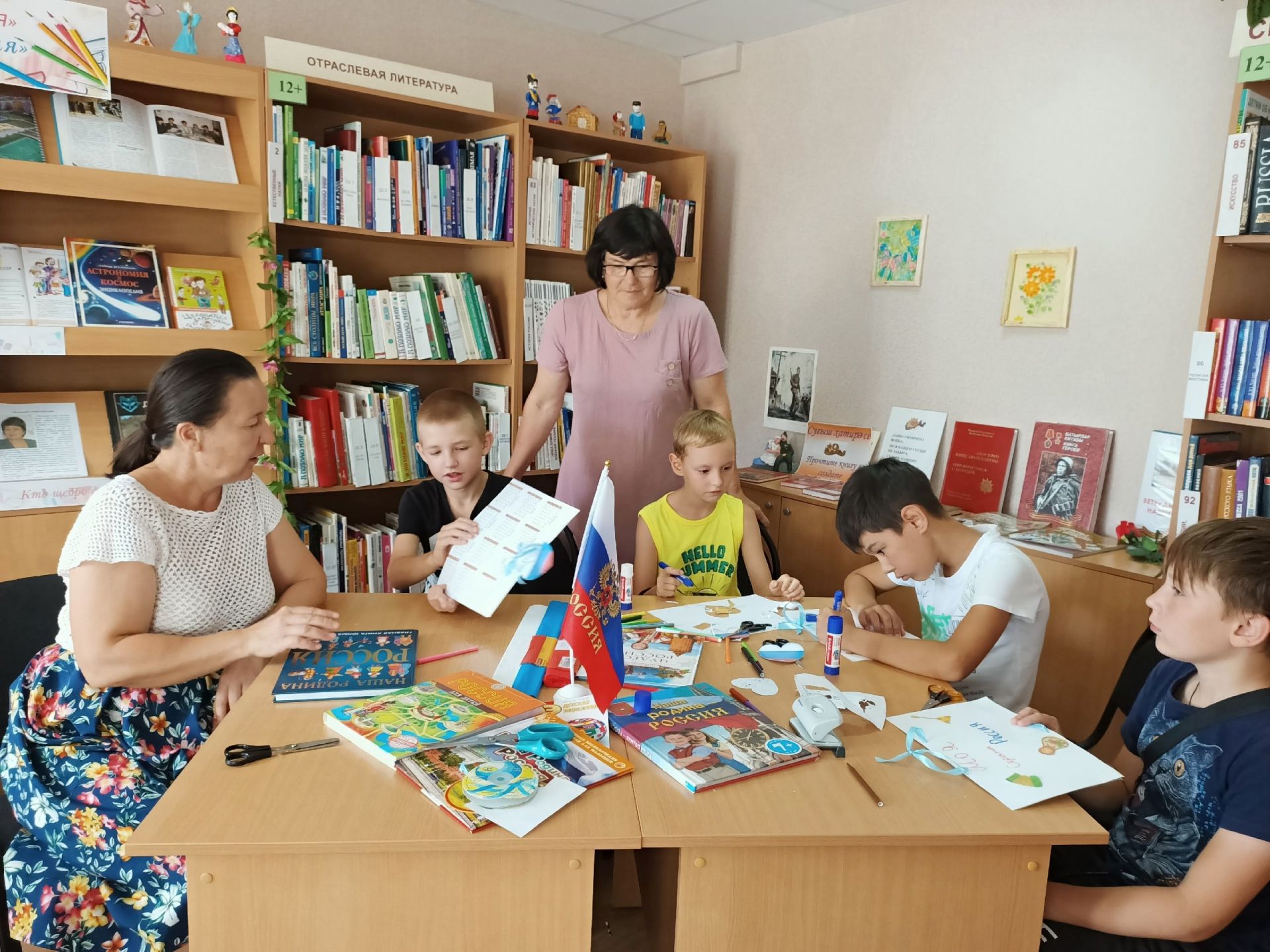 Сотрудники библиотеки провели мастер-класс «Открытка к Дню Российского флага»