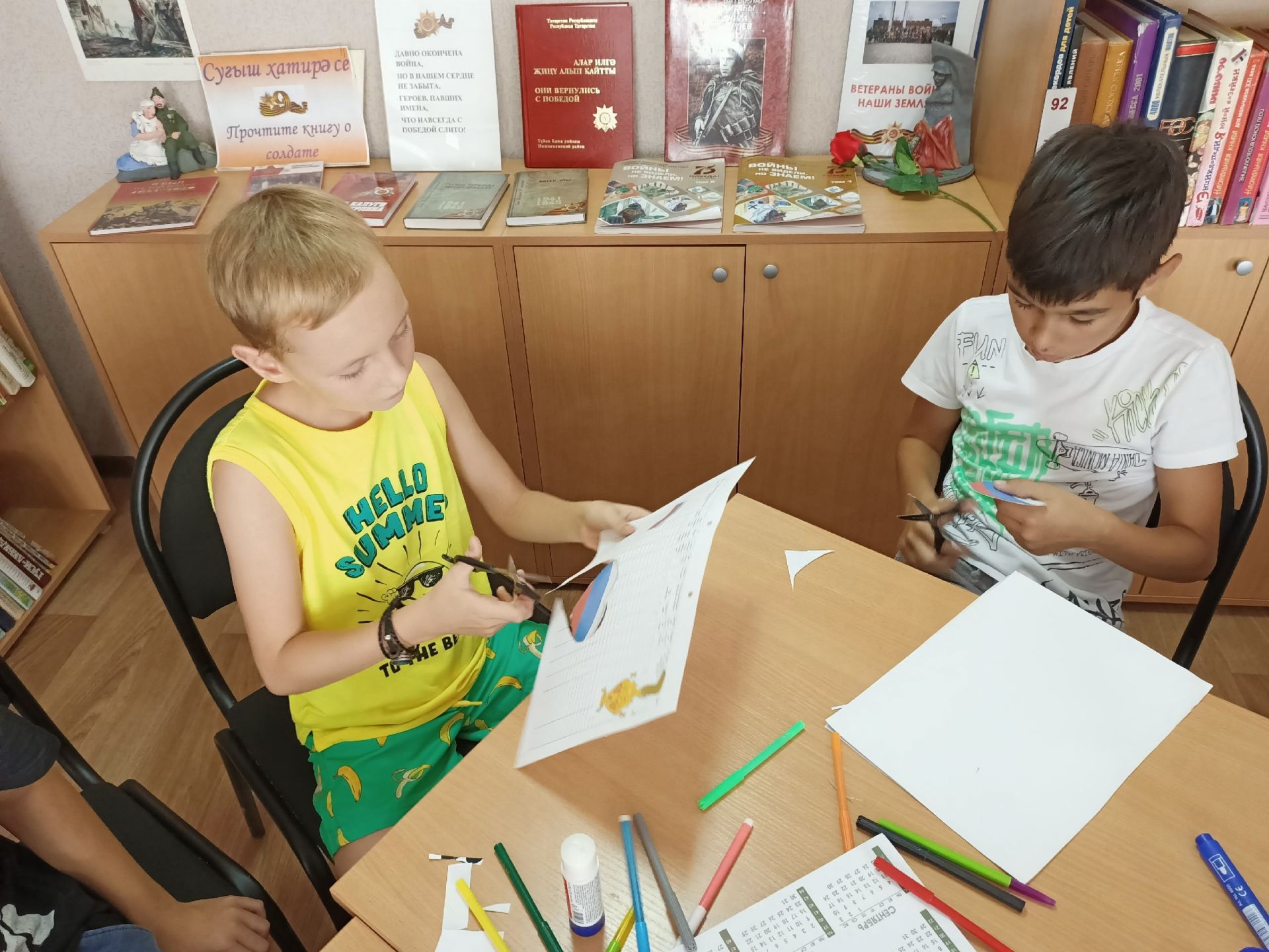 Сотрудники библиотеки провели мастер-класс «Открытка к Дню Российского флага»