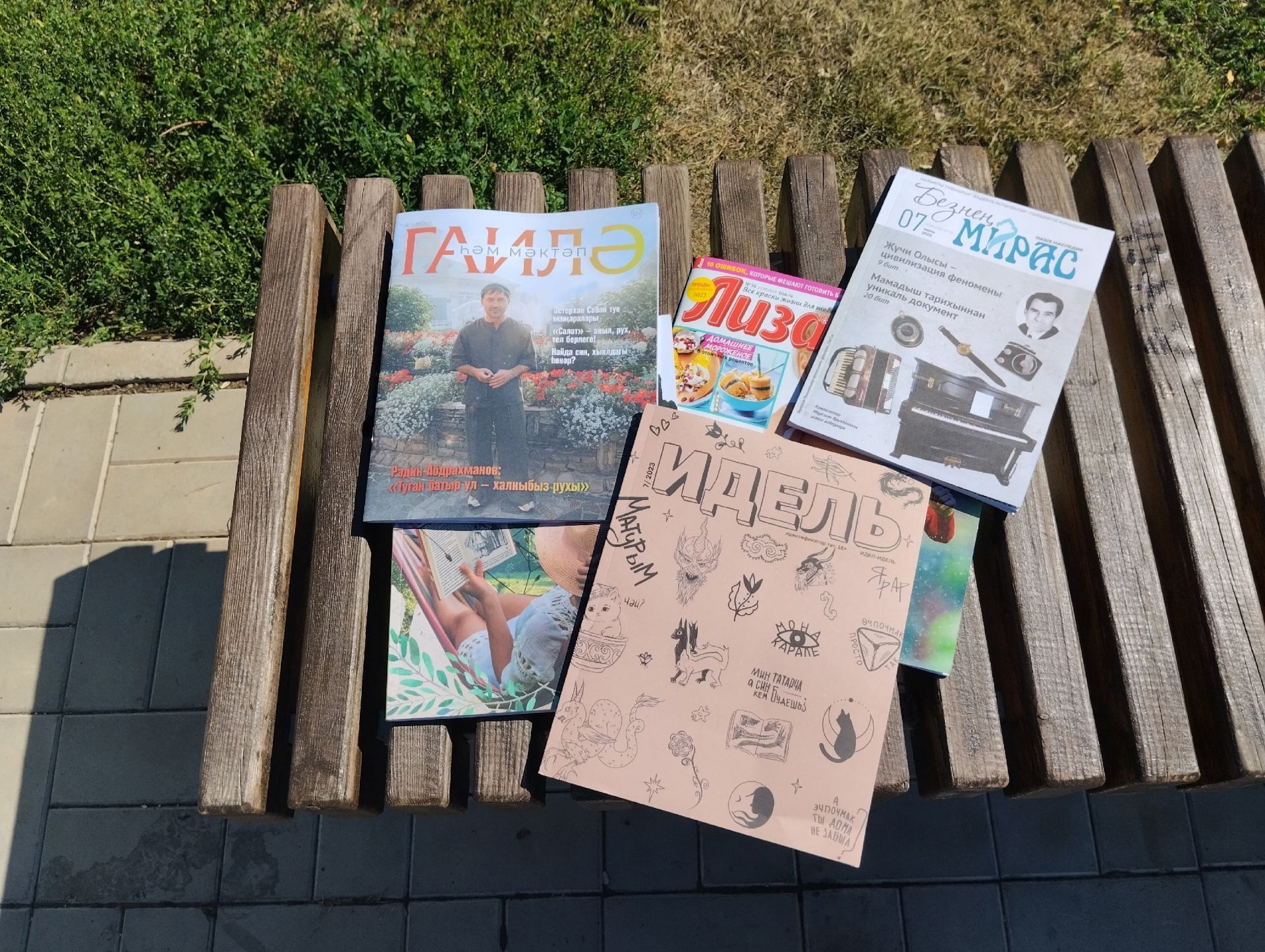 В сквере «Молодежный» был открыт читальный зал под открытым небом