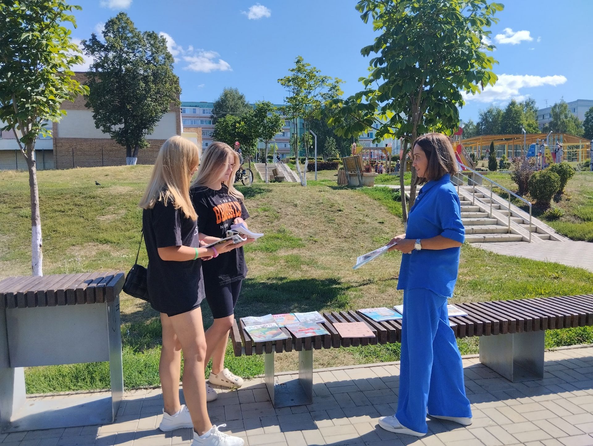 В сквере «Молодежный» был открыт читальный зал под открытым небом