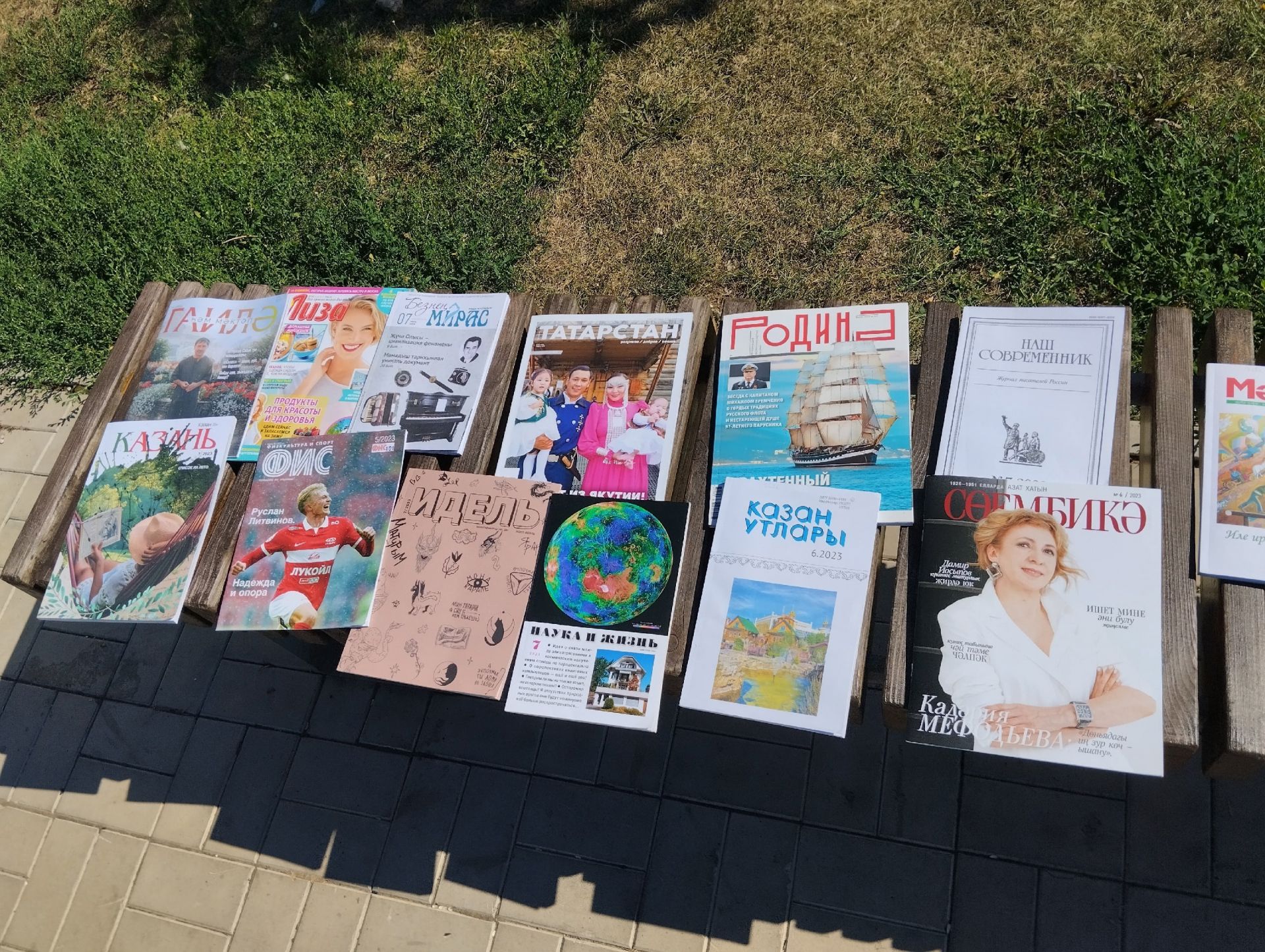 В сквере «Молодежный» был открыт читальный зал под открытым небом