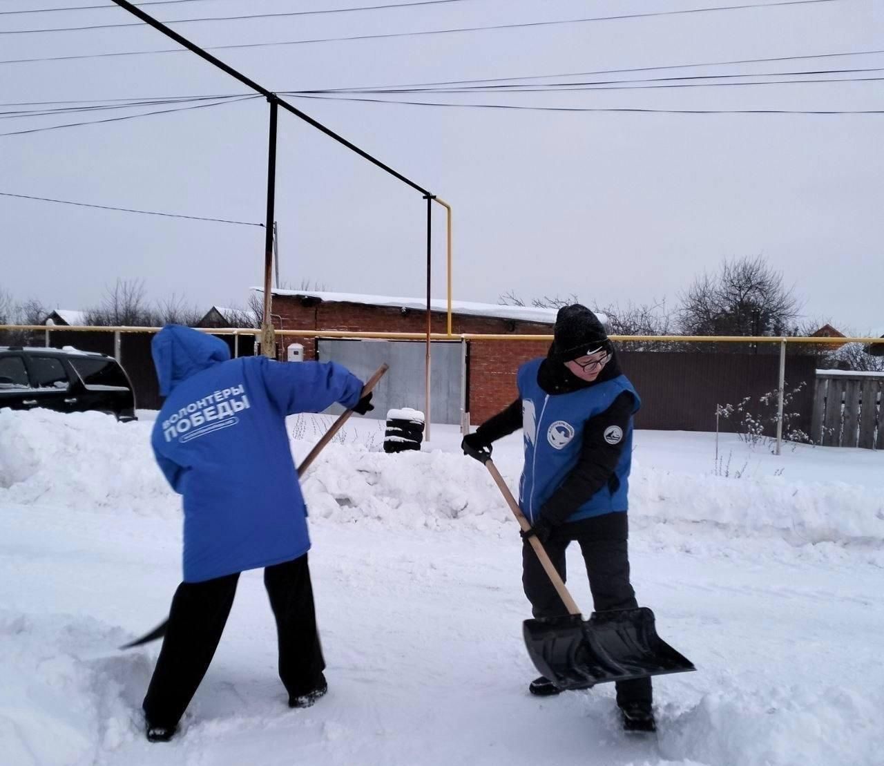 Молодежь Татарстана помогает жителям бороться со снегопадом