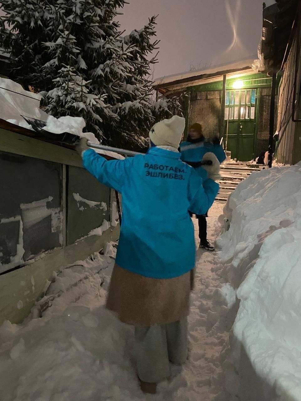Молодежь Татарстана помогает жителям бороться со снегопадом