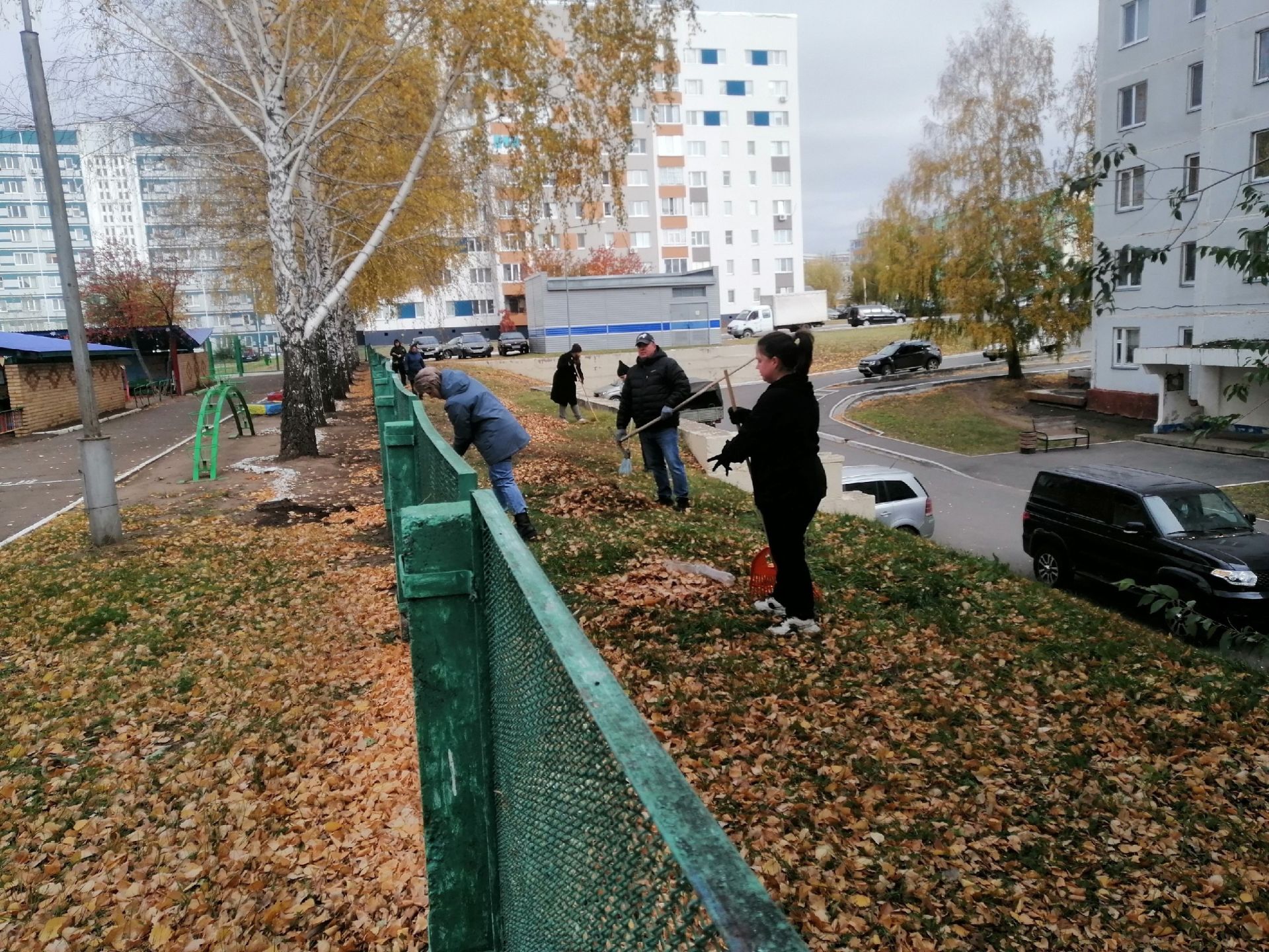 Сотрудники и родители детского сада приняли участие в совместной уборке территории