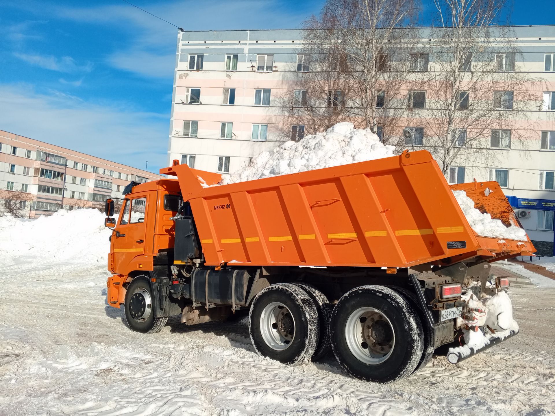 В Камских Полянах от снега расчищают улицы и дворы