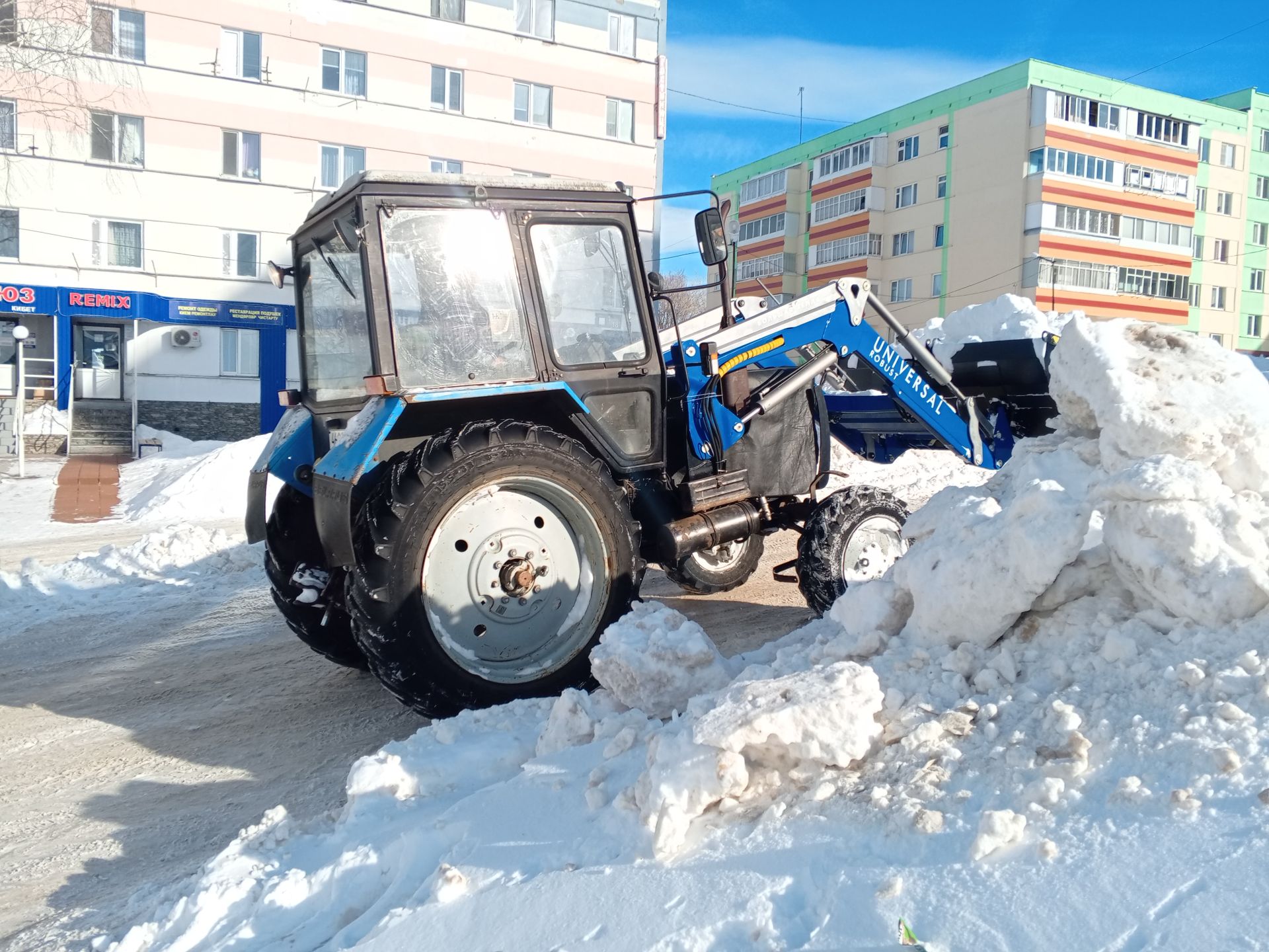 В Камских Полянах от снега расчищают улицы и дворы