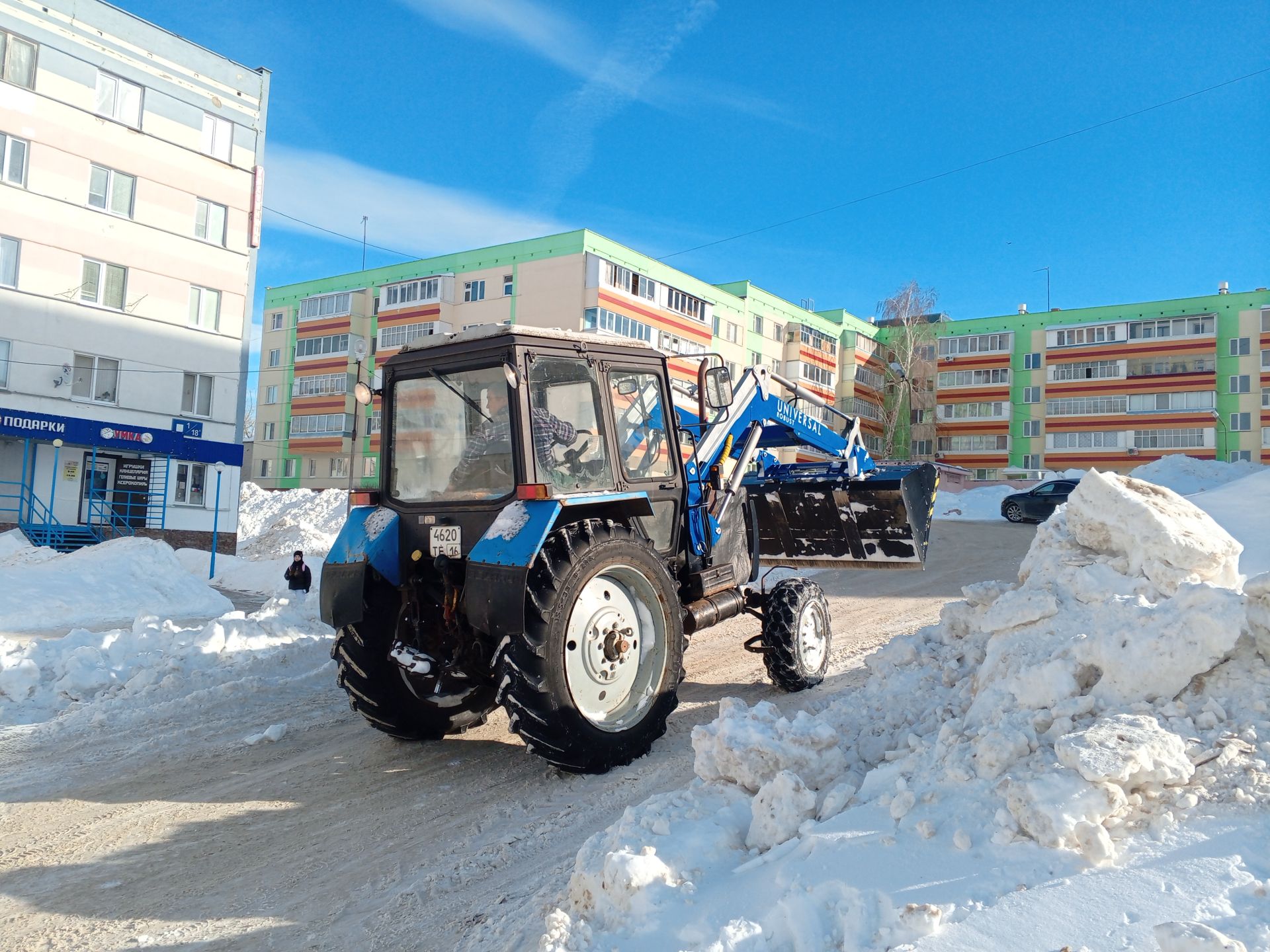 В Камских Полянах от снега расчищают улицы и дворы