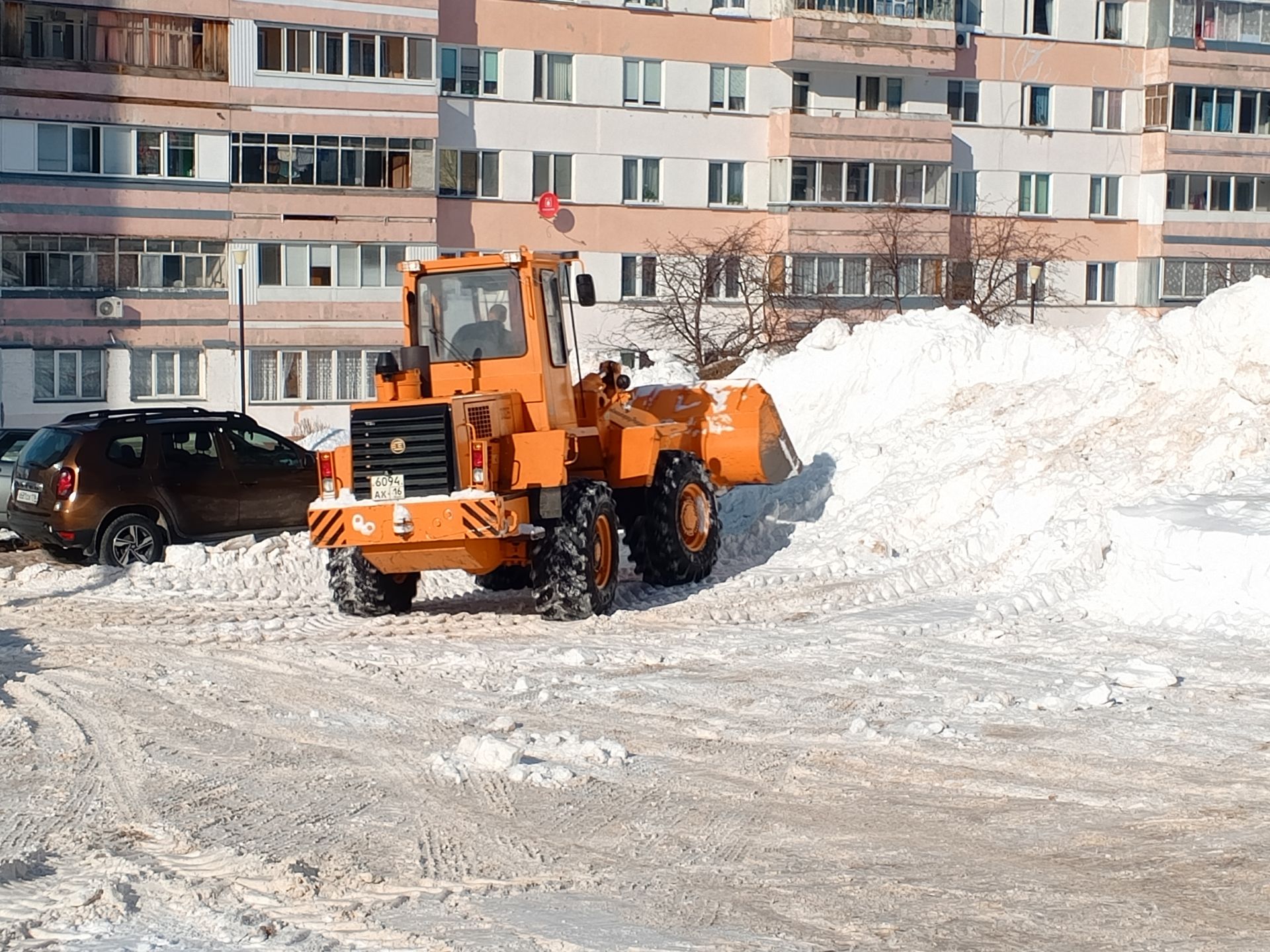 В Камских Полянах от снега расчищают улицы и дворы