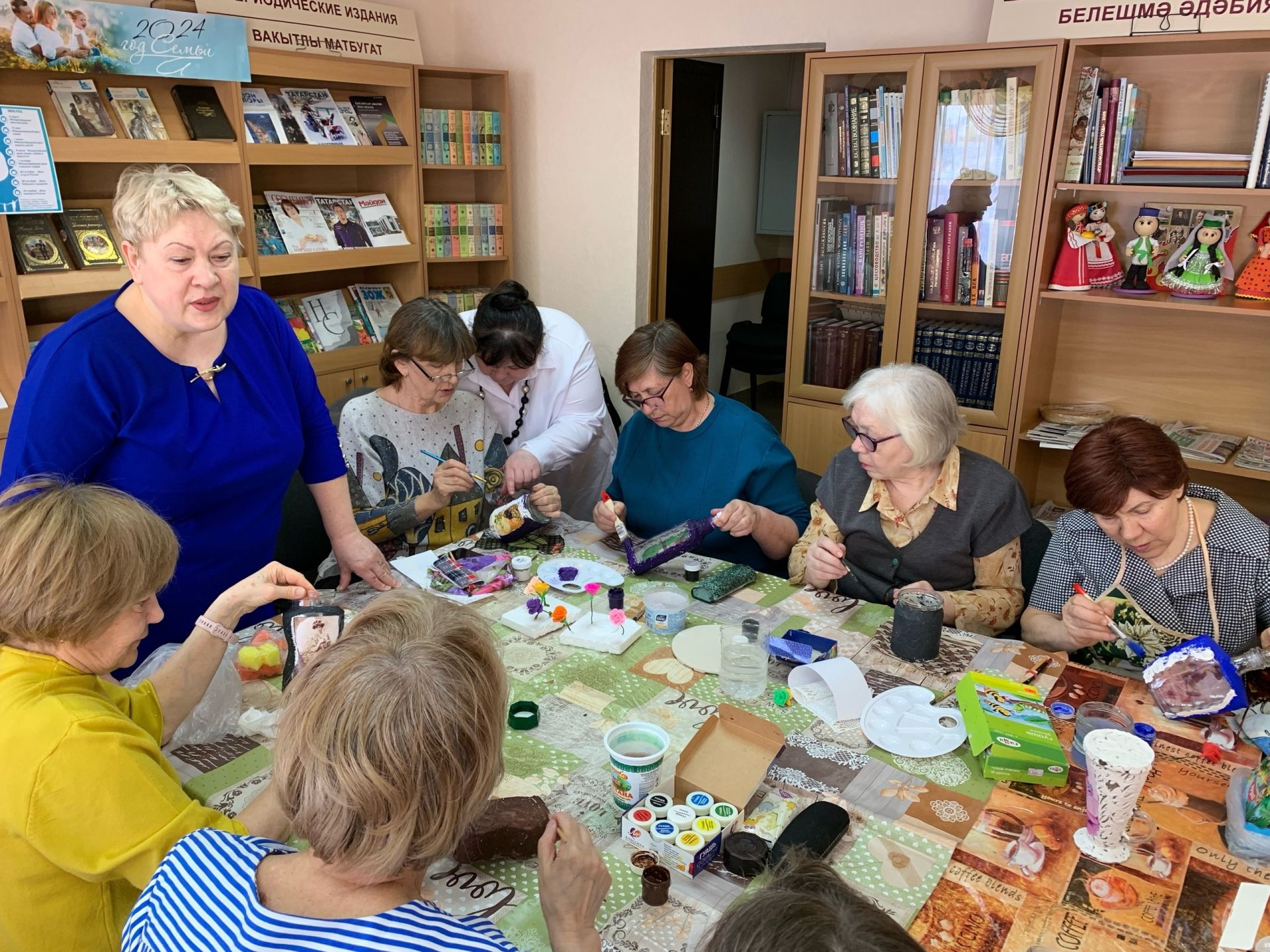 В Камско-Полянской библиотеке прошел мастер-класс по технике декупажа