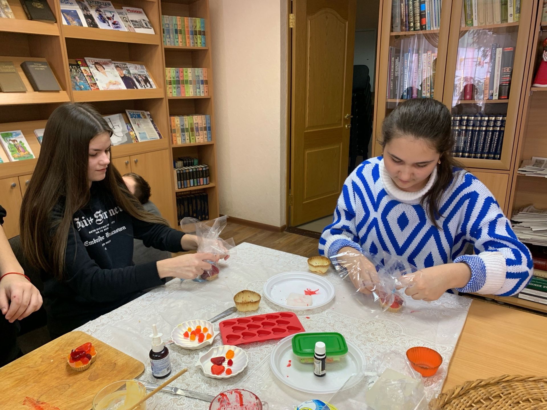Для юных читателей Камско-Полянской библиотеки прошел мастер-класс «Мыльный кекс»