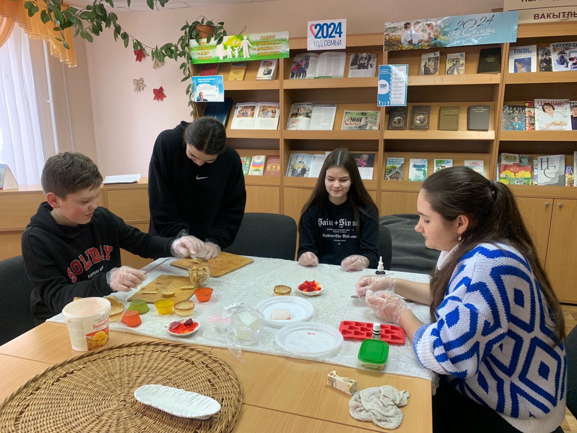 Для юных читателей Камско-Полянской библиотеки прошел мастер-класс «Мыльный кекс»
