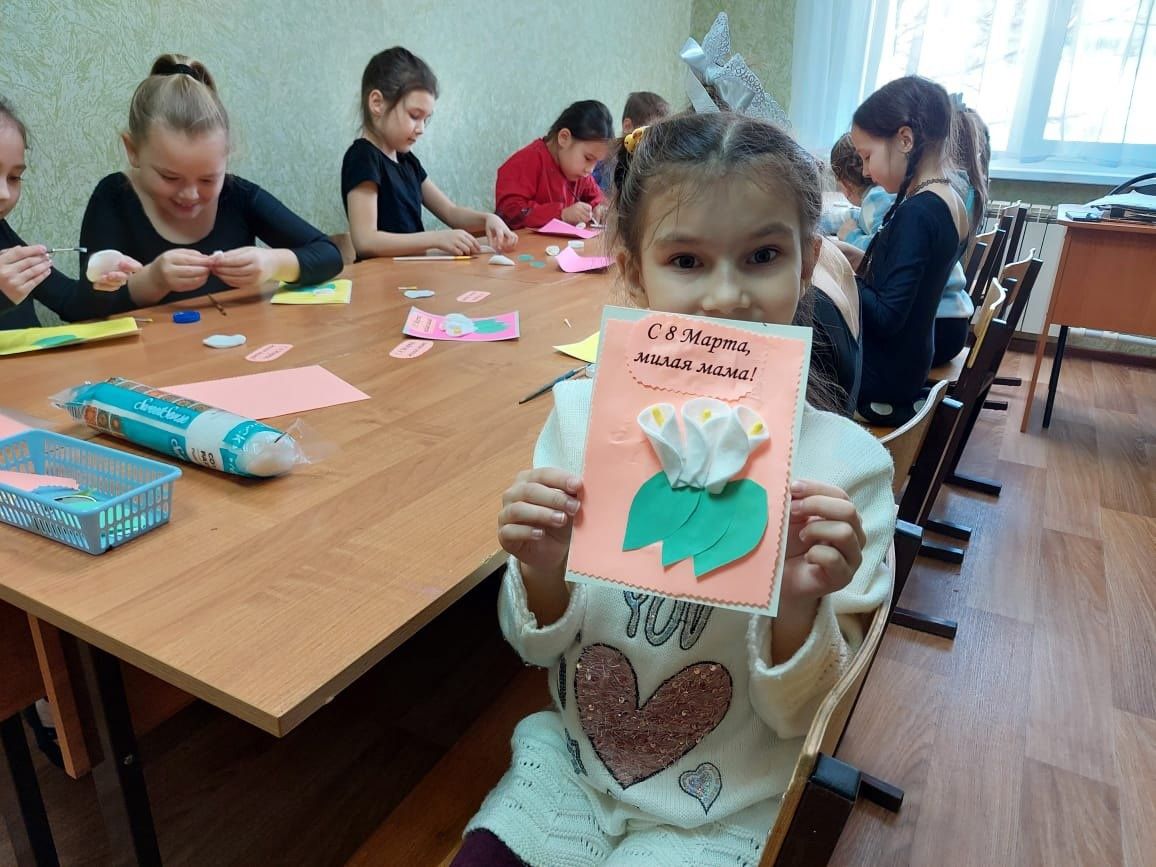 Воспитанники ЦДТ «Радуга» создали праздничные открытки для своих мам