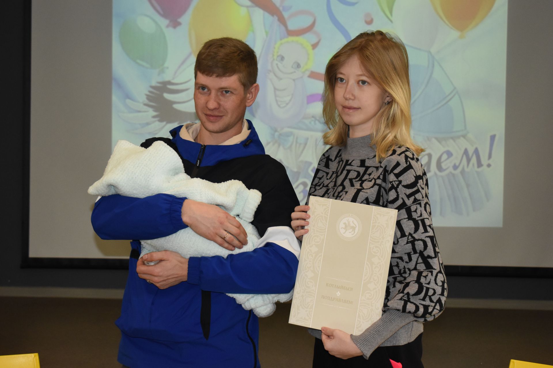 В Камских Полянах вручили еще один почётный акт о рождении малыша