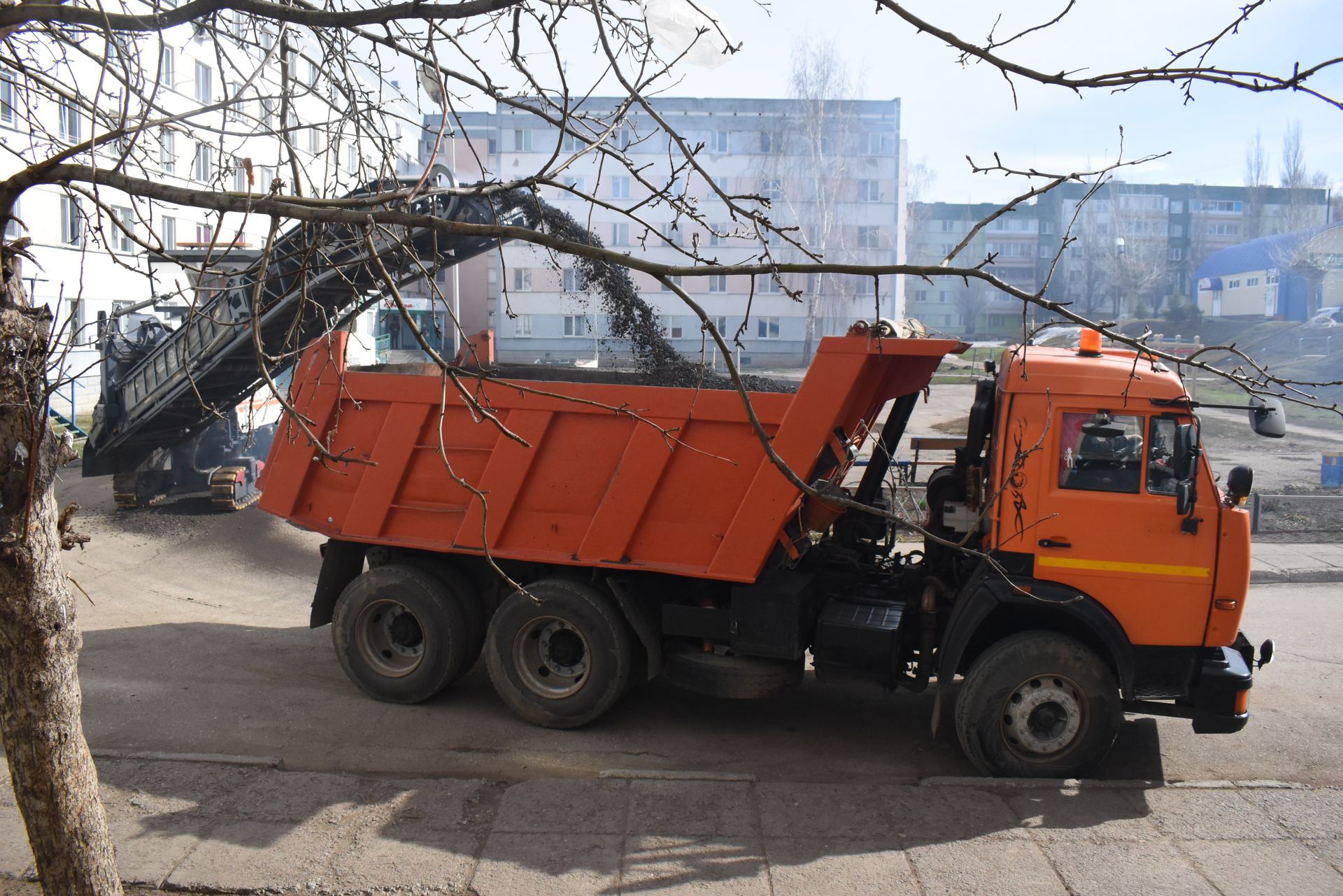 В Камских Полянах проходит ремонт и замена дорожного покрытия по программе «Наш двор»