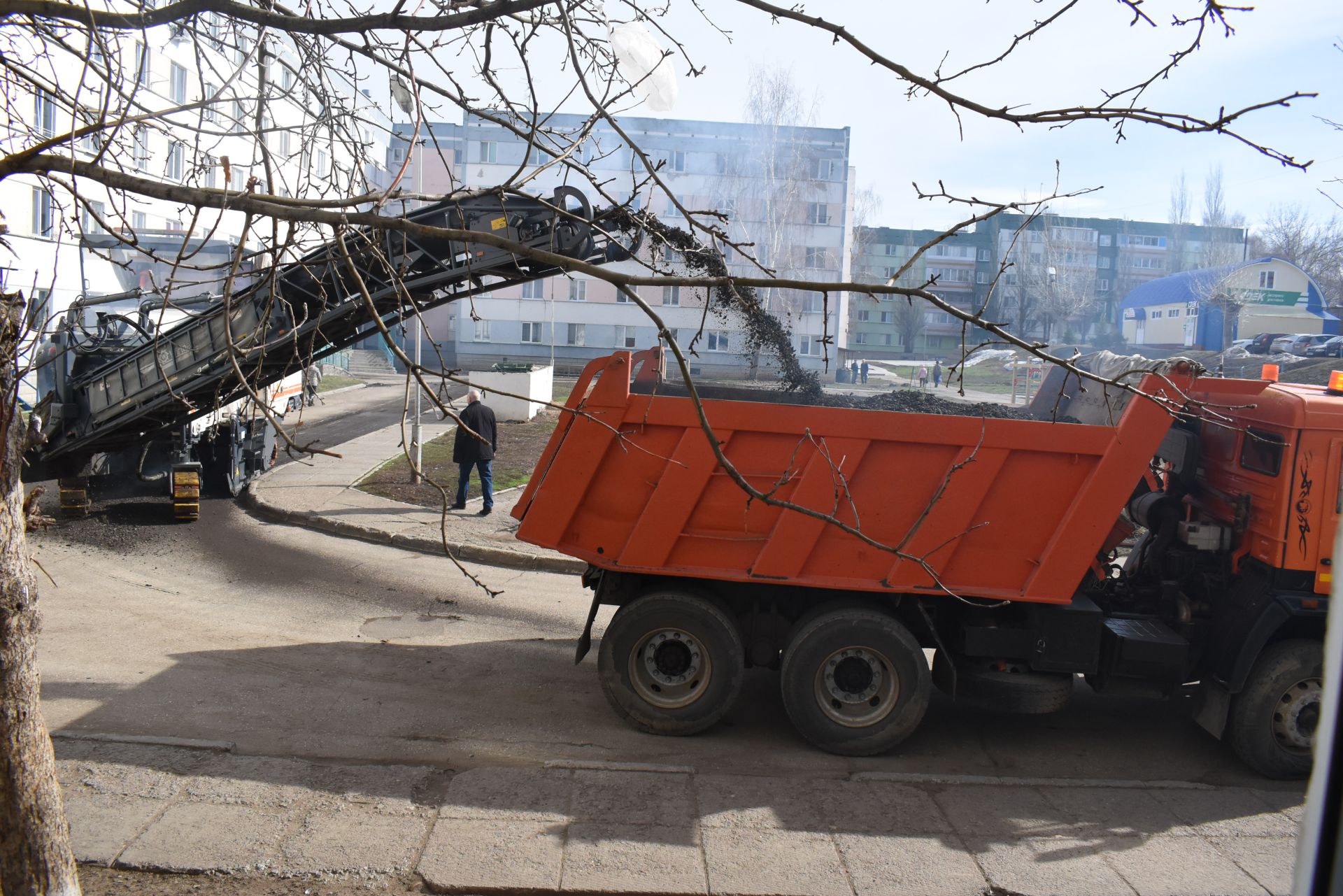 В Камских Полянах проходит ремонт и замена дорожного покрытия по программе «Наш двор»