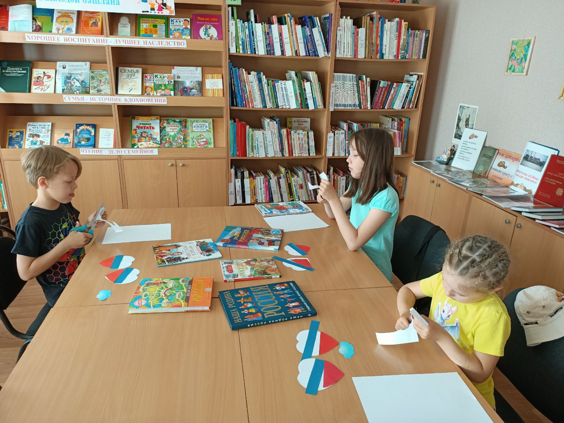В рамках празднования Дня России в детской библиотеке проведен мастер-класс