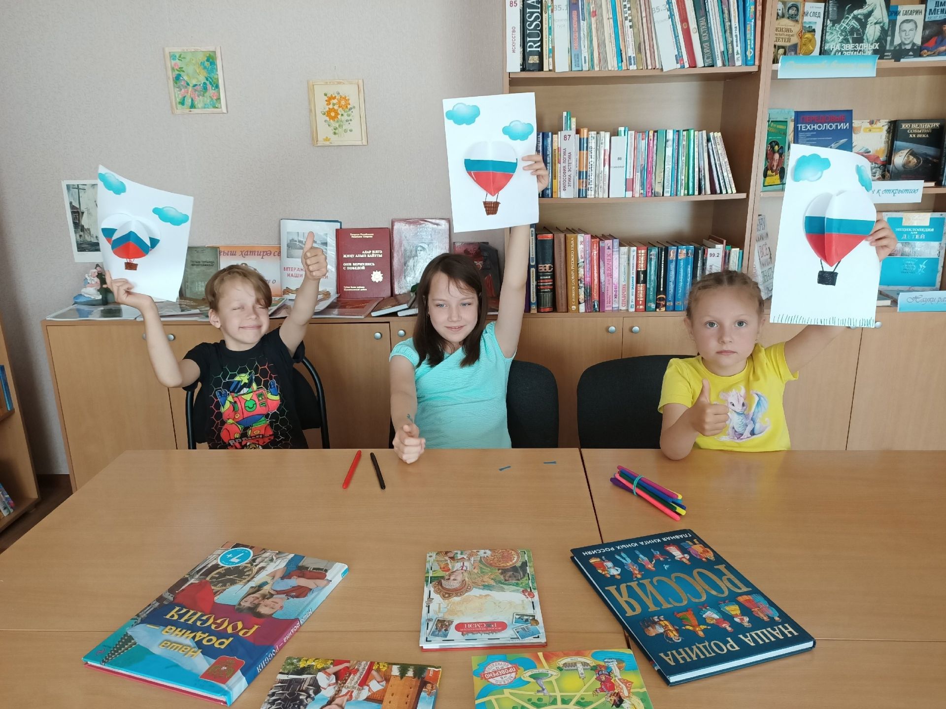 В рамках празднования Дня России в детской библиотеке проведен мастер-класс