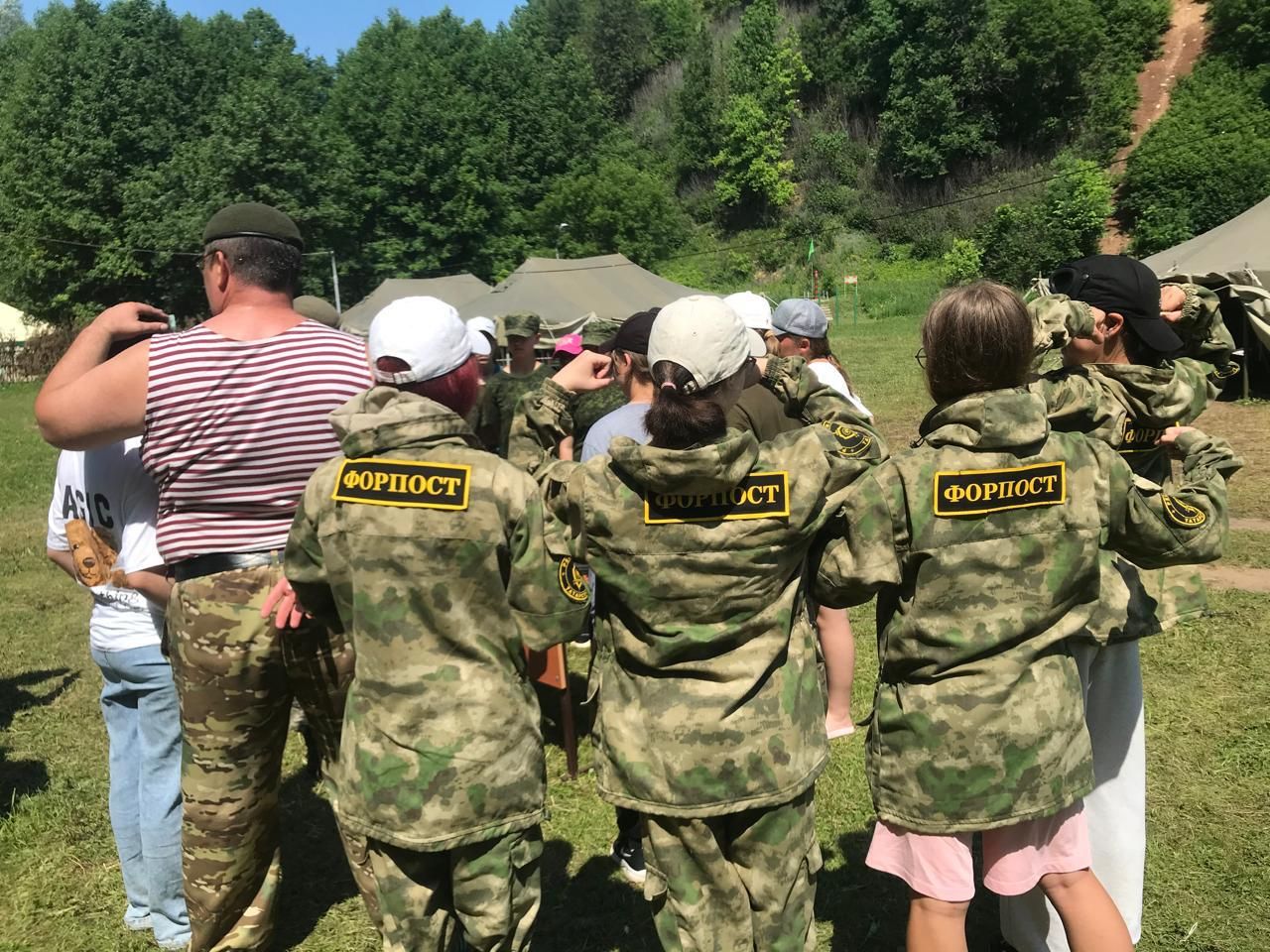 В Камских Полян проходит для молодежи военно-патриотический слет «Своих не бросаем»