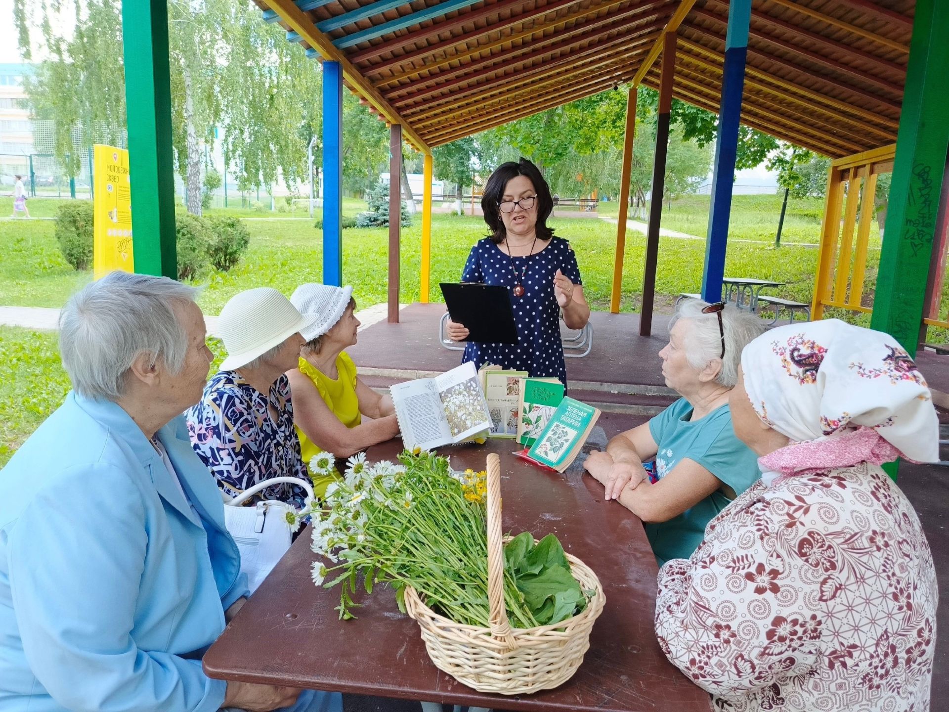 В сквере «Молодёжный» библиотекарь рассказала о лекарственных свойствах трав