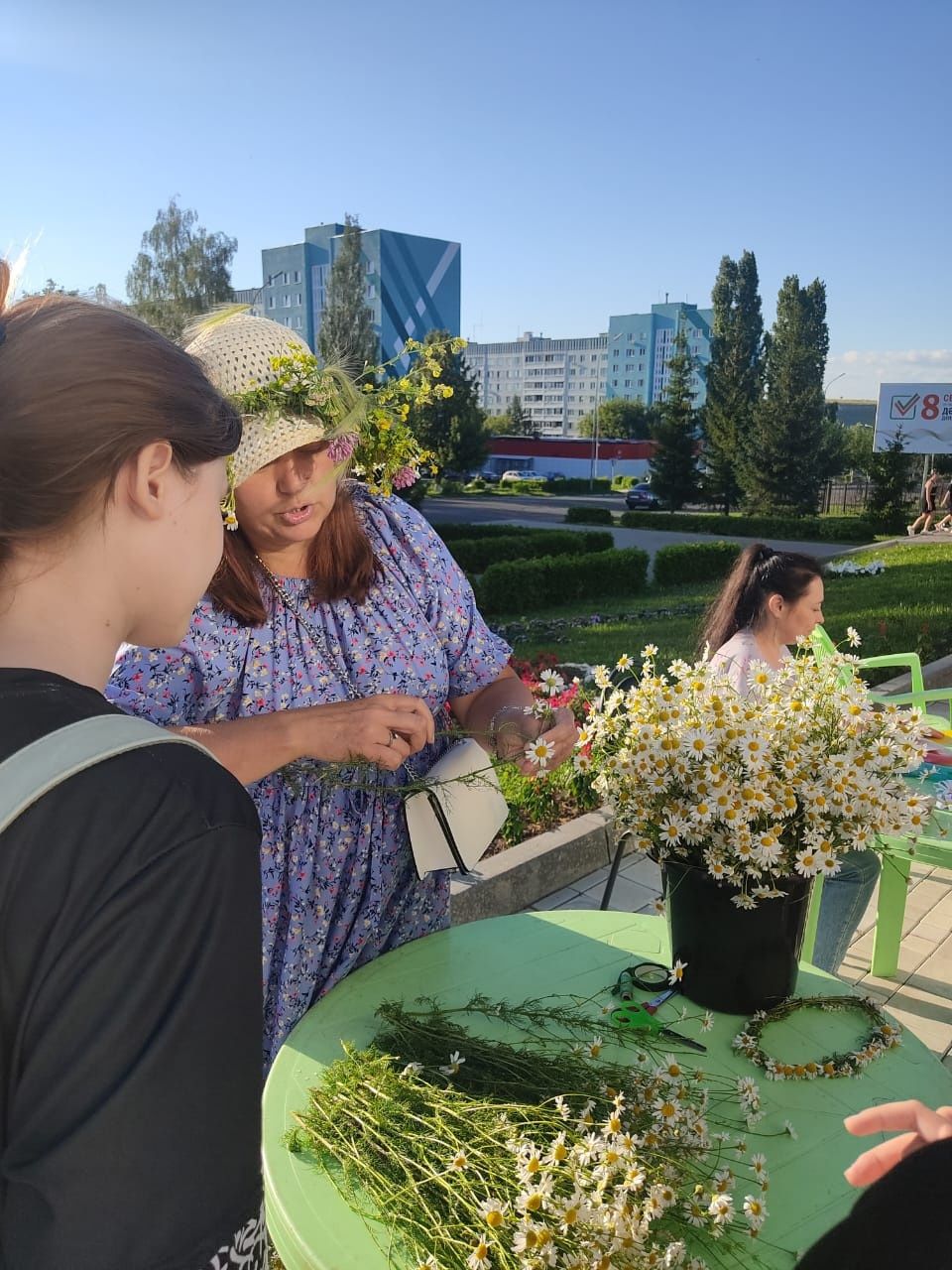 В честь замечательного праздника педагоги Центра детского творчества «Радуга» научили камполянцев плести венки и изготавливать мини-открытки