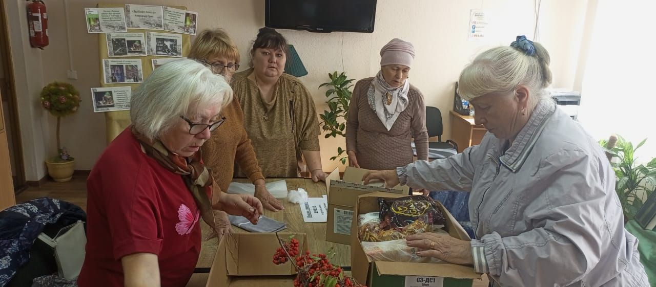 Клуб рукодельниц Камских Полян собрали посылку для бойцов в зоне СВО