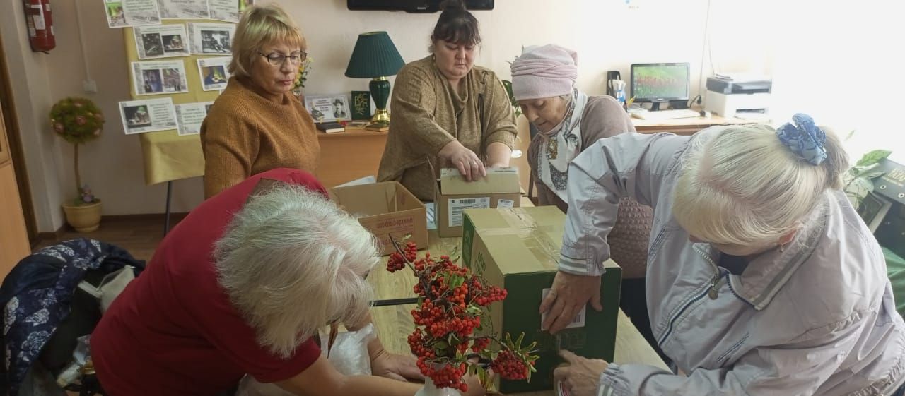 Клуб рукодельниц Камских Полян собрали посылку для бойцов в зоне СВО