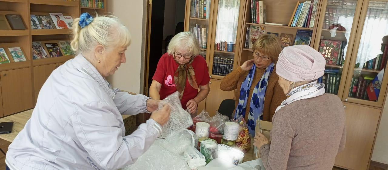 Клуб рукодельниц Камских Полян собрали посылку для бойцов в зоне СВО